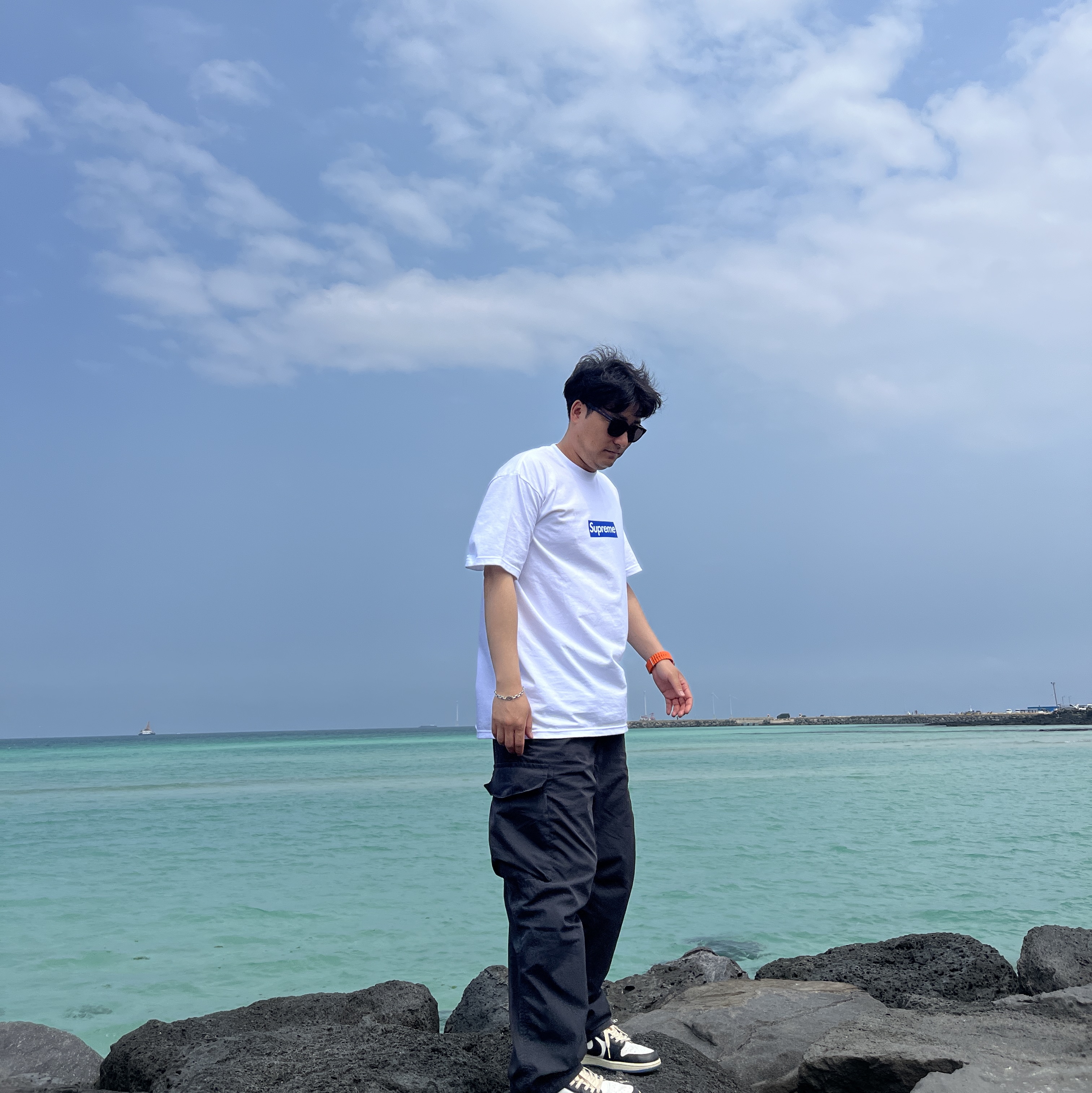 Jordan 1 x Travis Scott x Fragment Retro Low OG SP Military Blue, Supreme Seoul Box Logo T-Shirt White - 23FW 착용 스타일