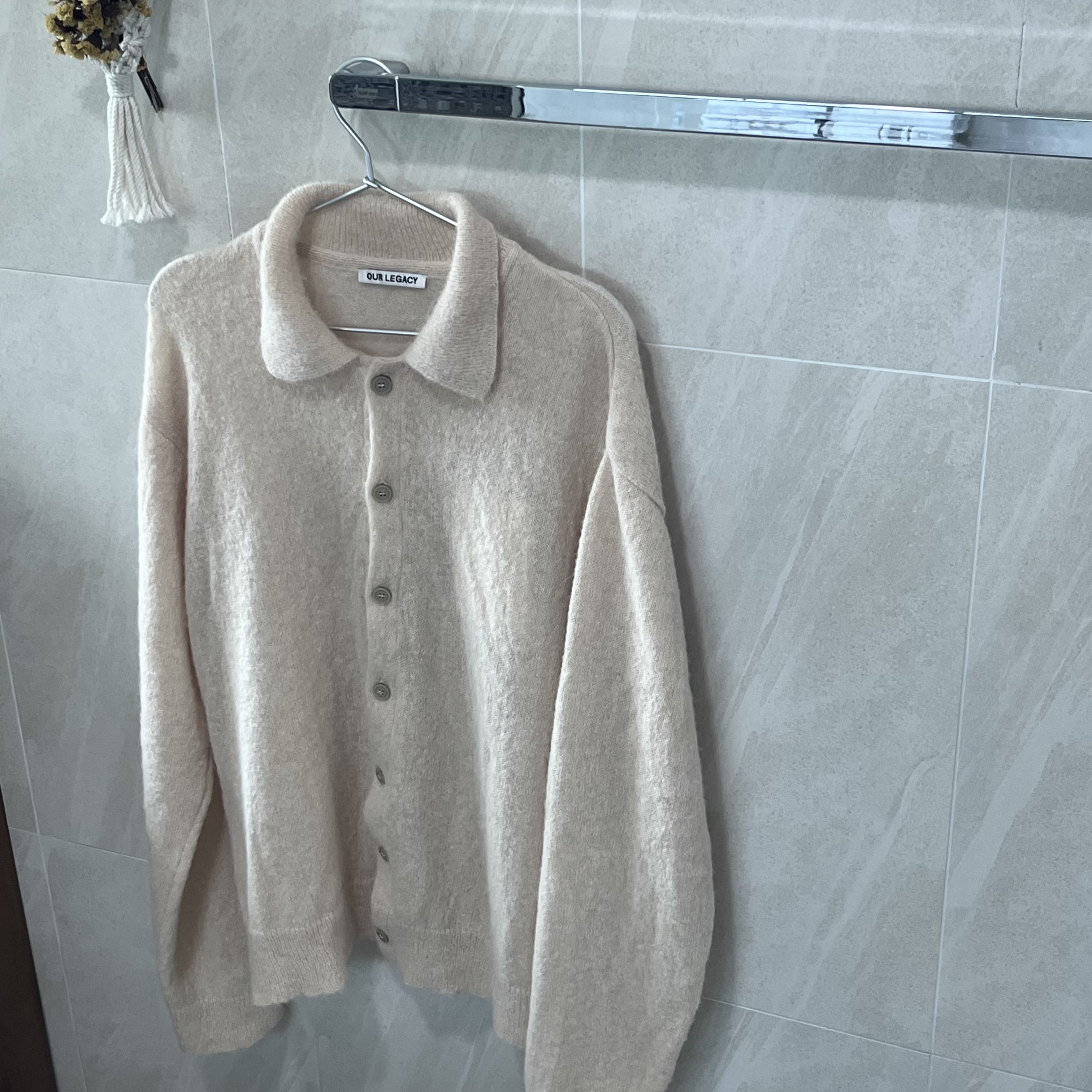 Our Legacy Evening Polo Fuzzy Alpaca Camel 착용 스타일 - 3