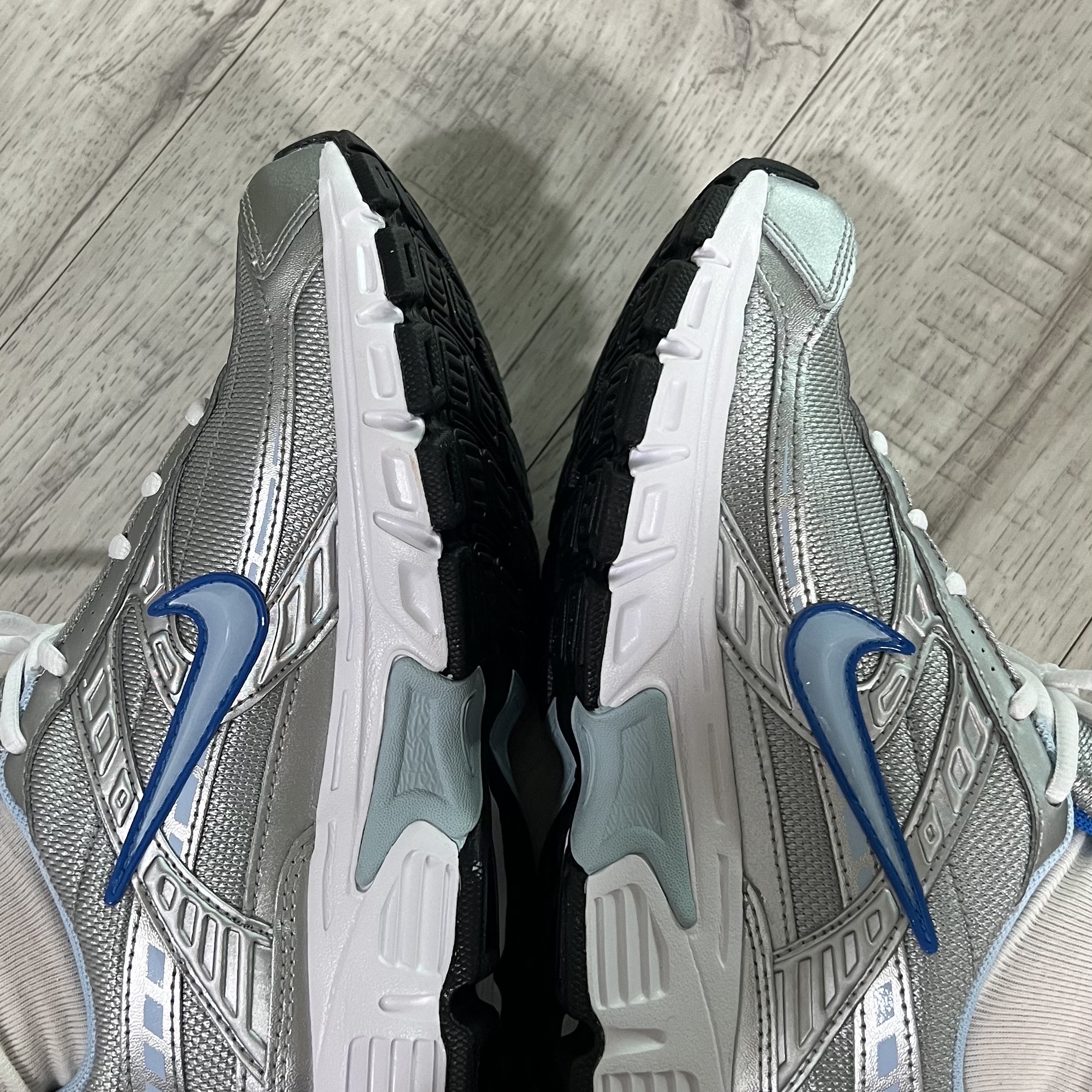 (W) Nike Initiator Metallic Silver Ice Blue 착용 스타일 - 3