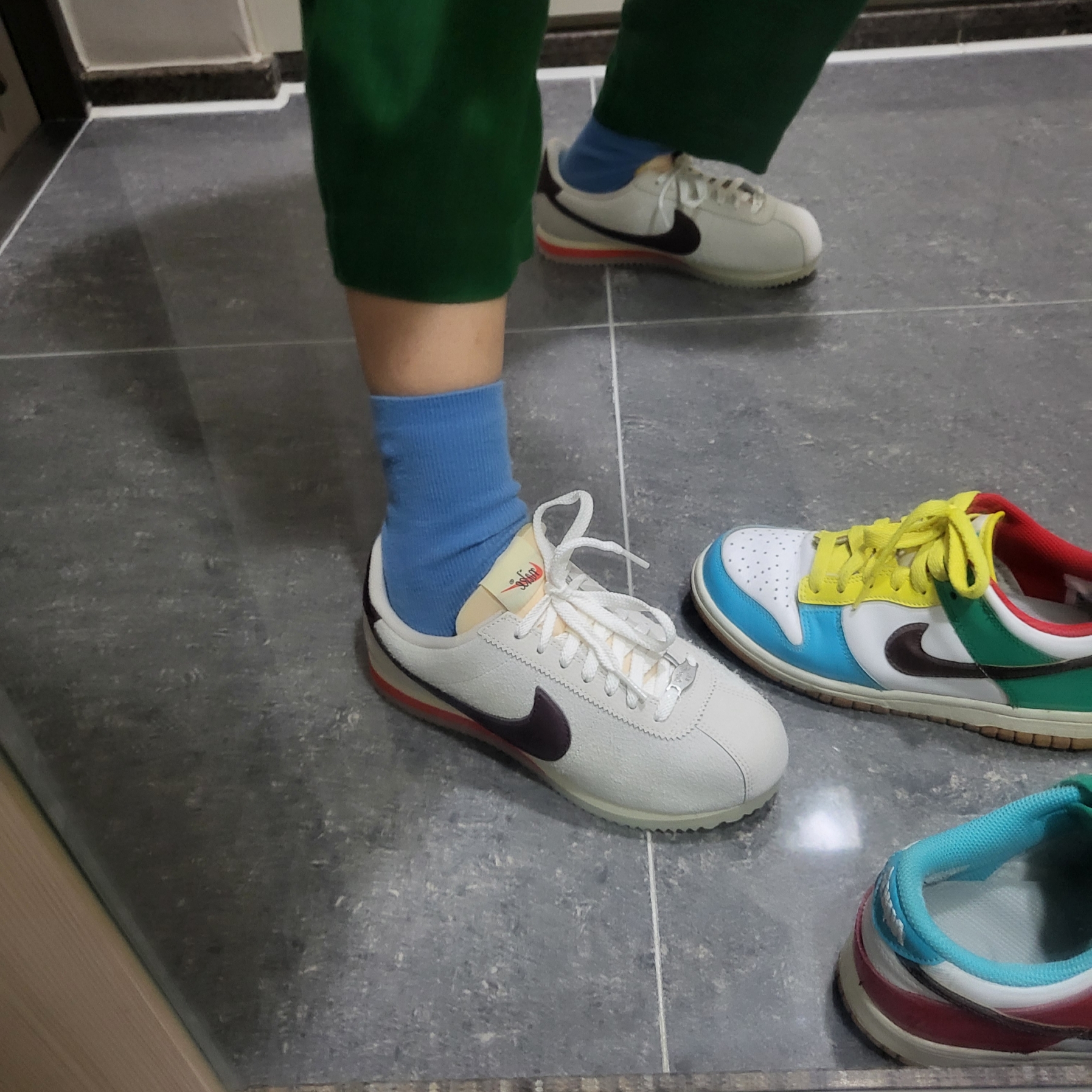 (W) Nike Cortez 23 Orewood Brown and Earth 착용 스타일 - 2