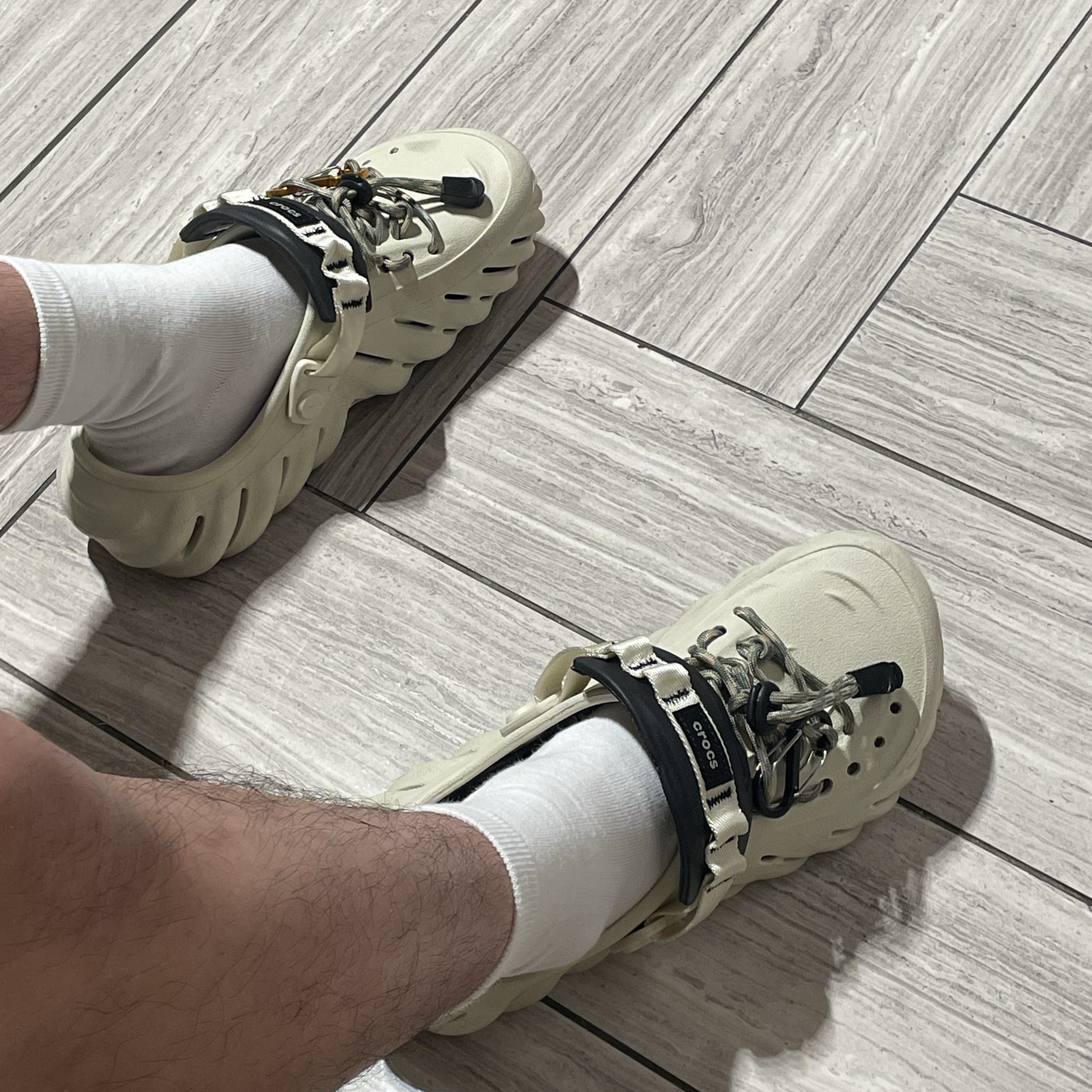 Crocs Echo Clog Bone Black 착용 스타일