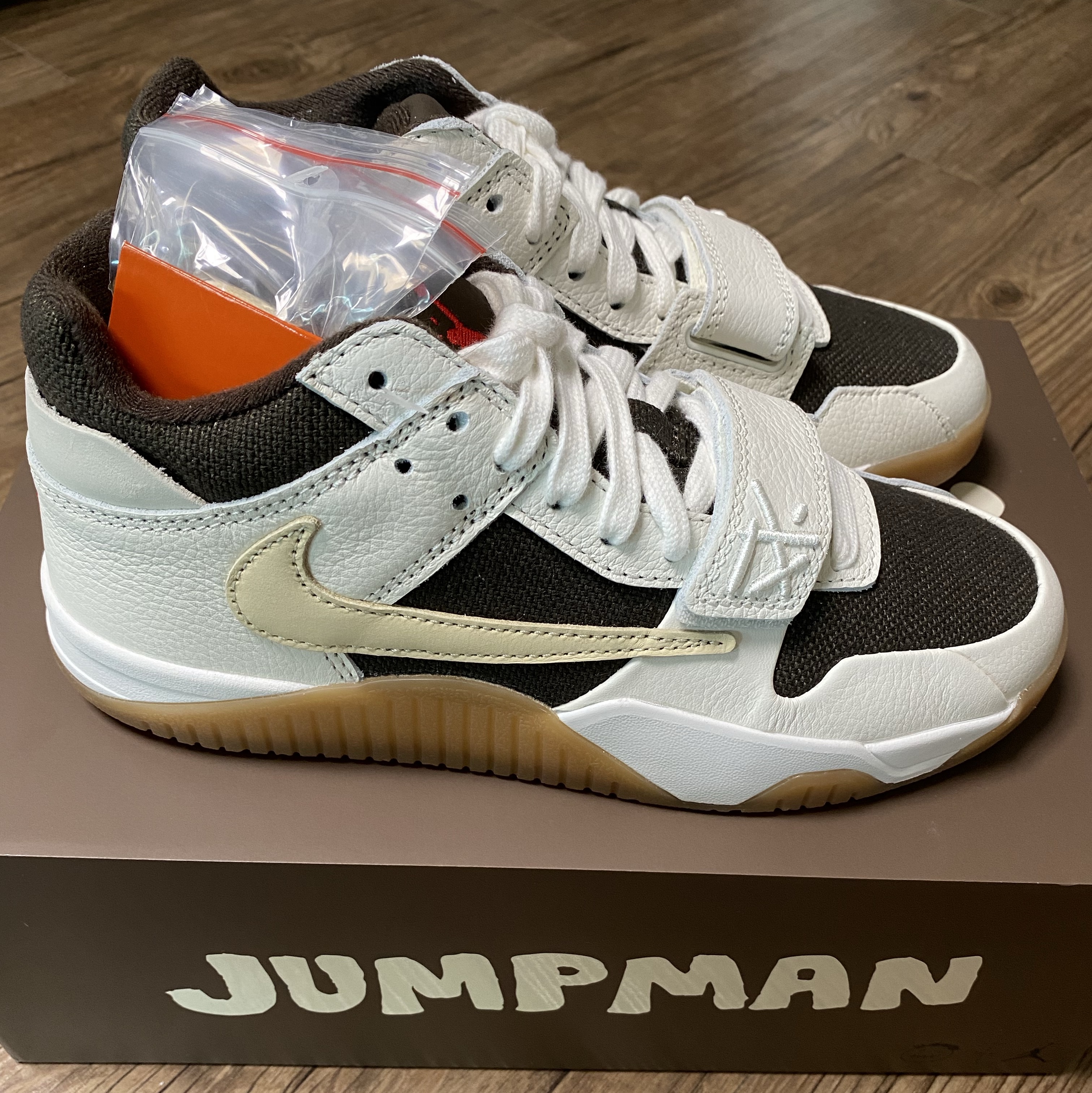 Jordan x Travis Scott Jumpman Jack TR Sail and Dark Mocha 착용 스타일 - 7