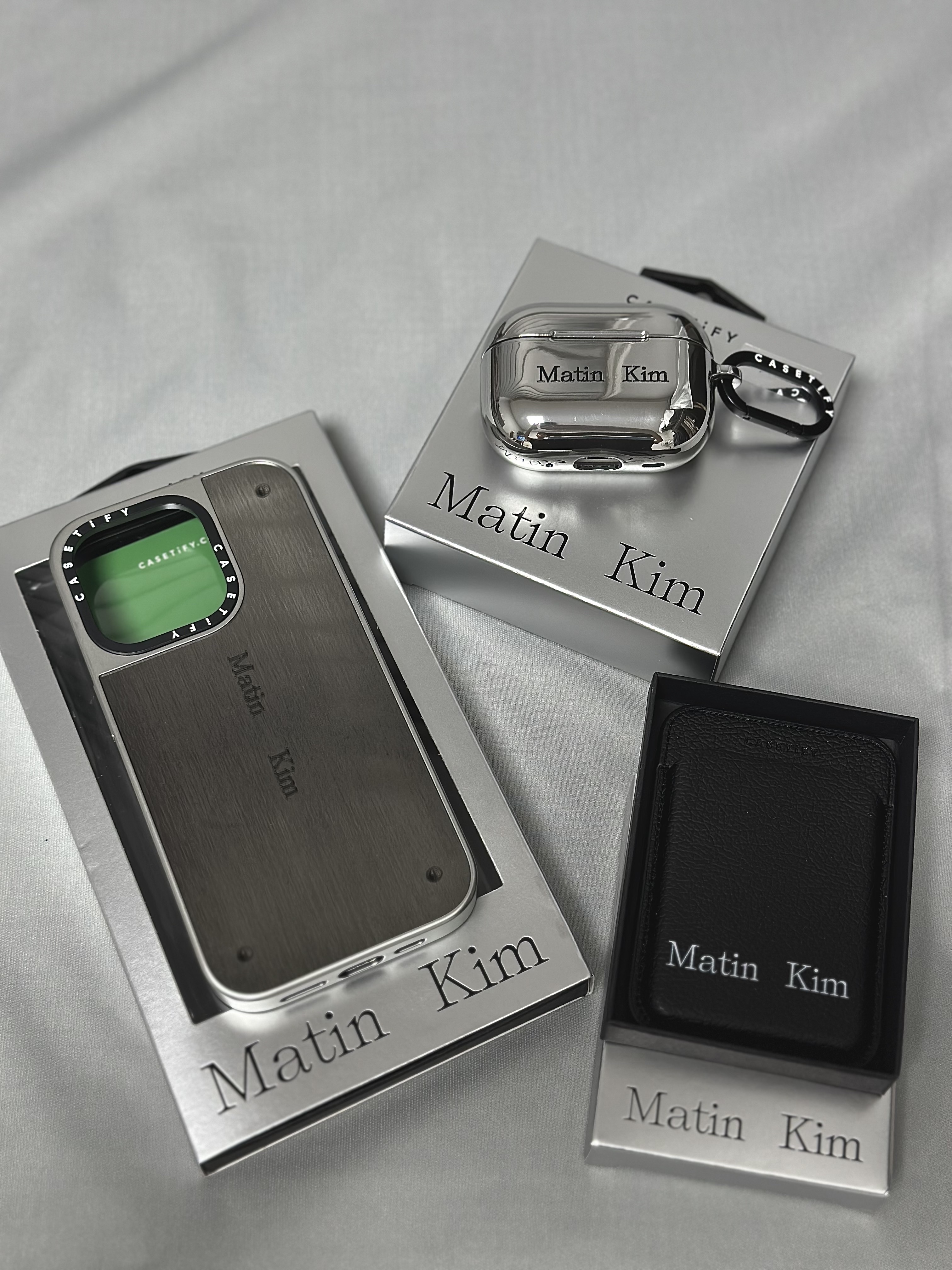 Casetify x Matin Kim iPhone Signature Magsafe Mirror Case Silver, Casetify x Matin Kim iPhone Basic Logo AirPods AirPods Pro 1st/2nd Gen Case Silver 착용 스타일