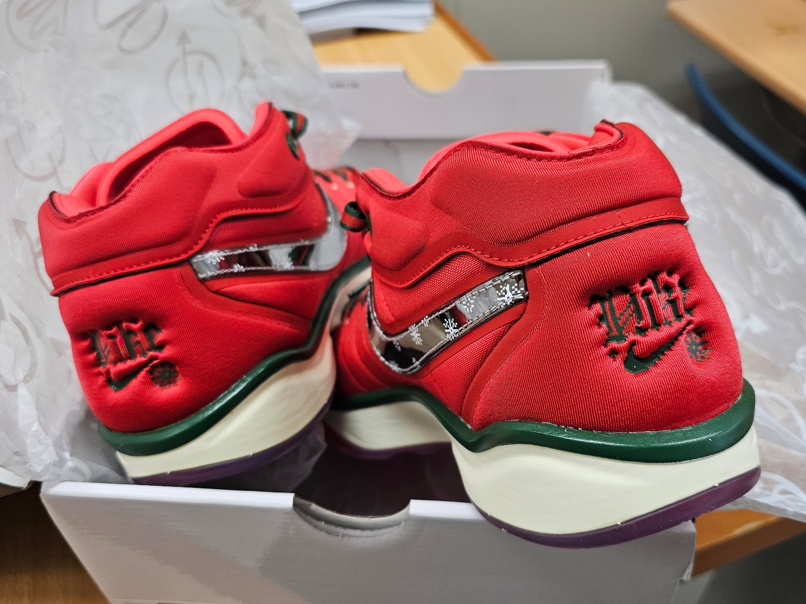 Nike Air Zoom GT Hustle 2 EP Track Red Metallic Silver 착용 스타일 - 2
