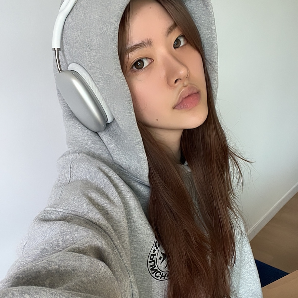Apple AirPods Max Lightning Silver (Korean Ver.), Punch Drunk Parties Circle Logo Oversized Hoodie Gray 착용 스타일 - 3
