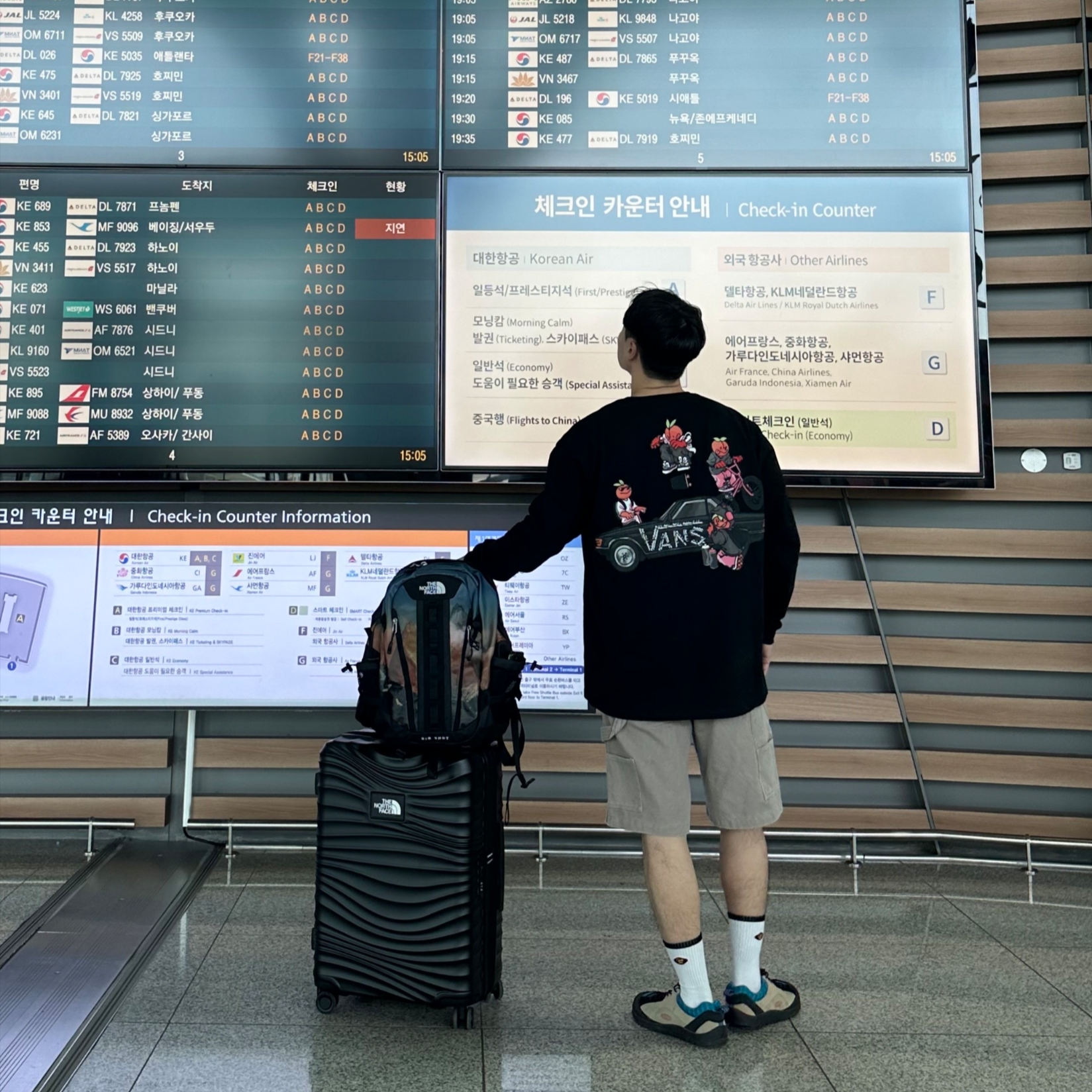 Keen Jasper Rocks SP Sneakers Beige, Vans x Peaches. L/S T-Shirt Black 착용 스타일 - 2