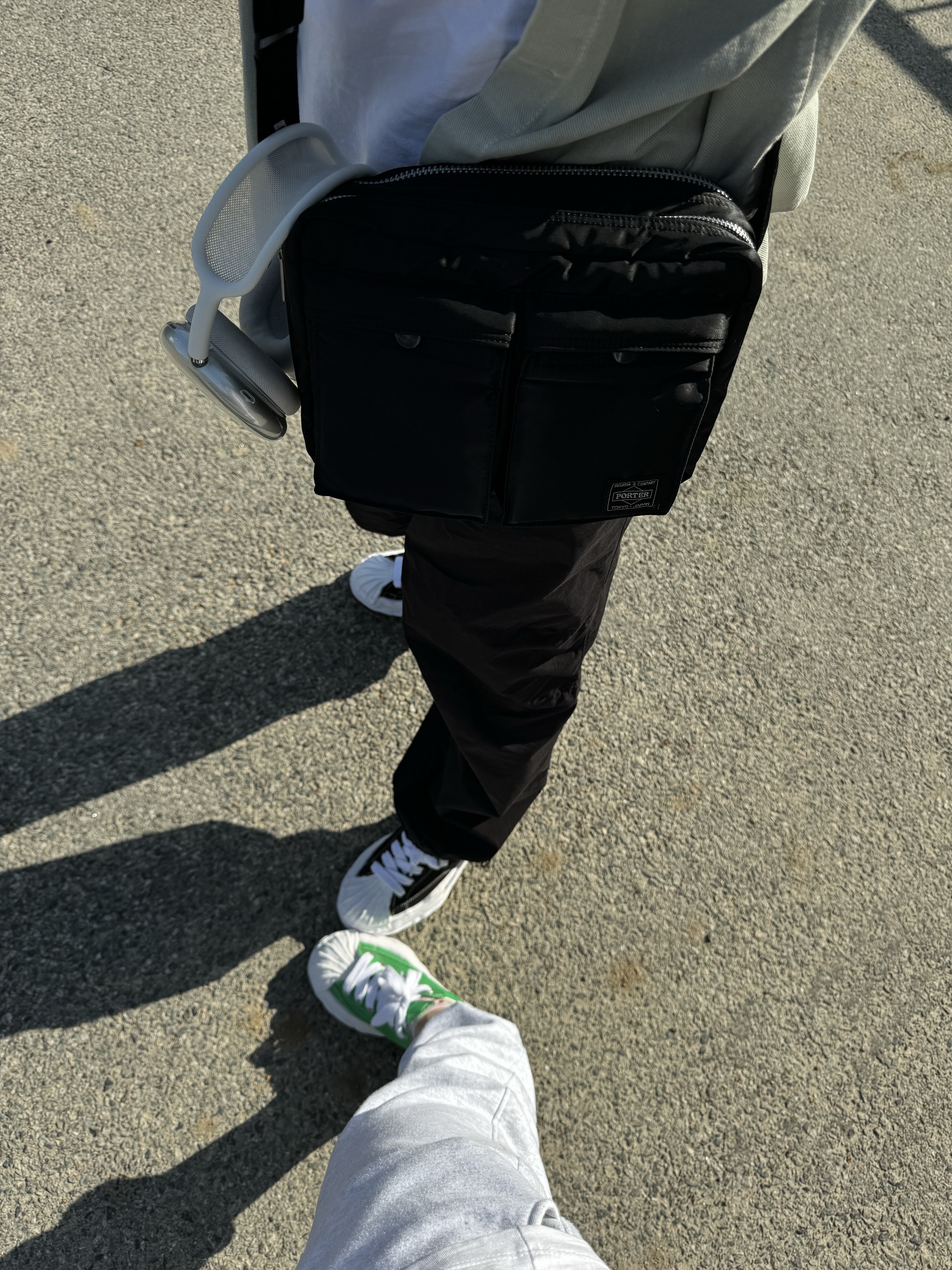 Porter Tanker Shoulder Bag S Black, Maison Mihara Yasuhiro Blakey OG Sole Canvas Low-top Sneakers Green 착용 스타일