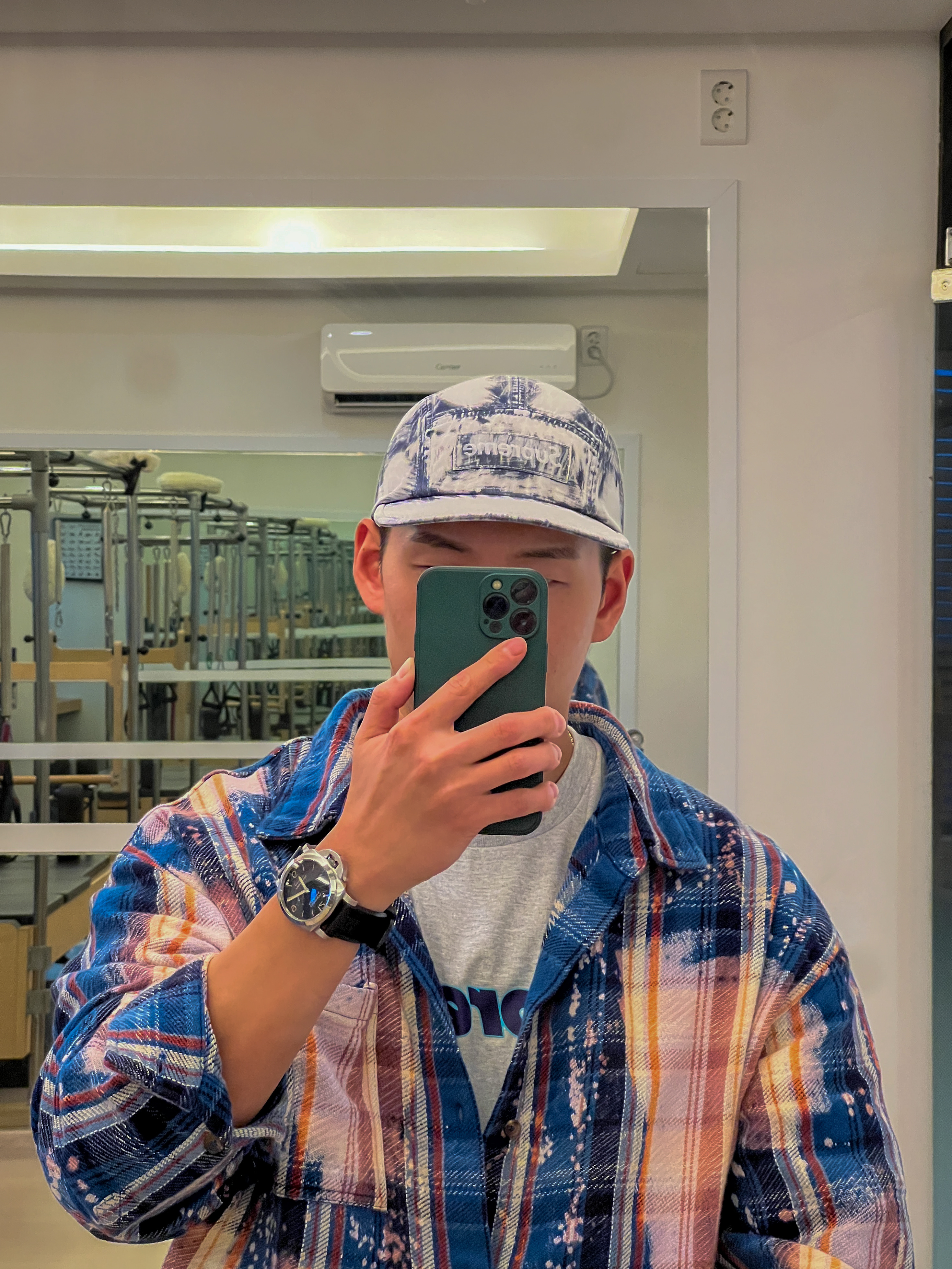 Supreme Bleached Chino Camp Cap Navy - 24SS, Supreme Pinline T-Shirt Ash Grey - 24SS 착용 스타일