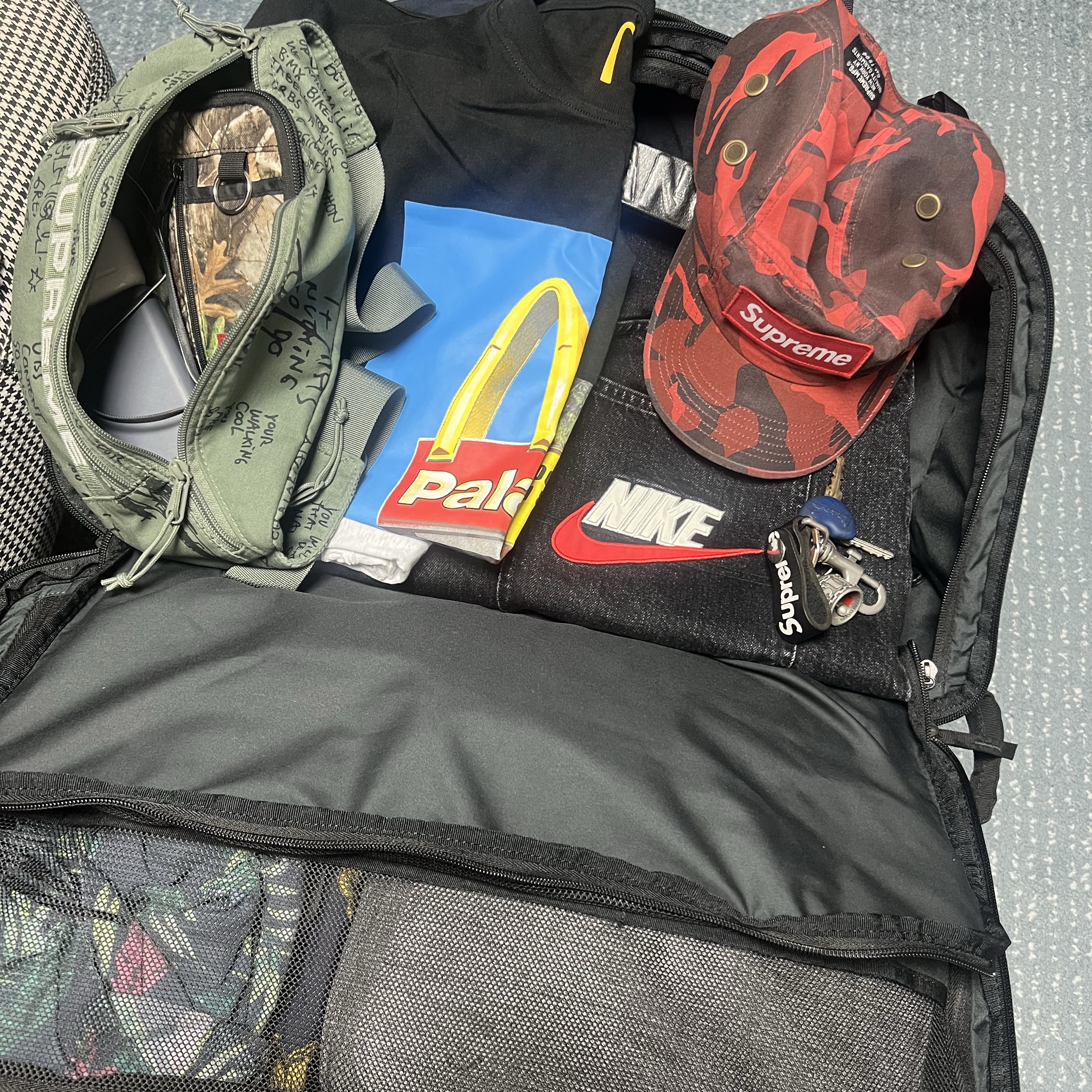Supreme x Nike Denim Short Black - 24SS, Supreme Field Waist Bag Olive Gonz - 23SS 착용 스타일