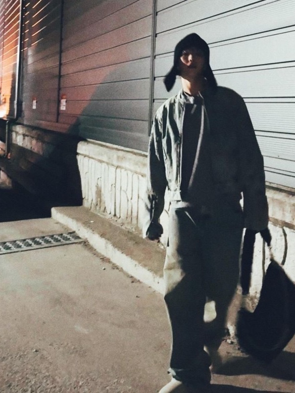 Entire Studios Moto Denim Jacket Surface Wave 착용 스타일 - 5