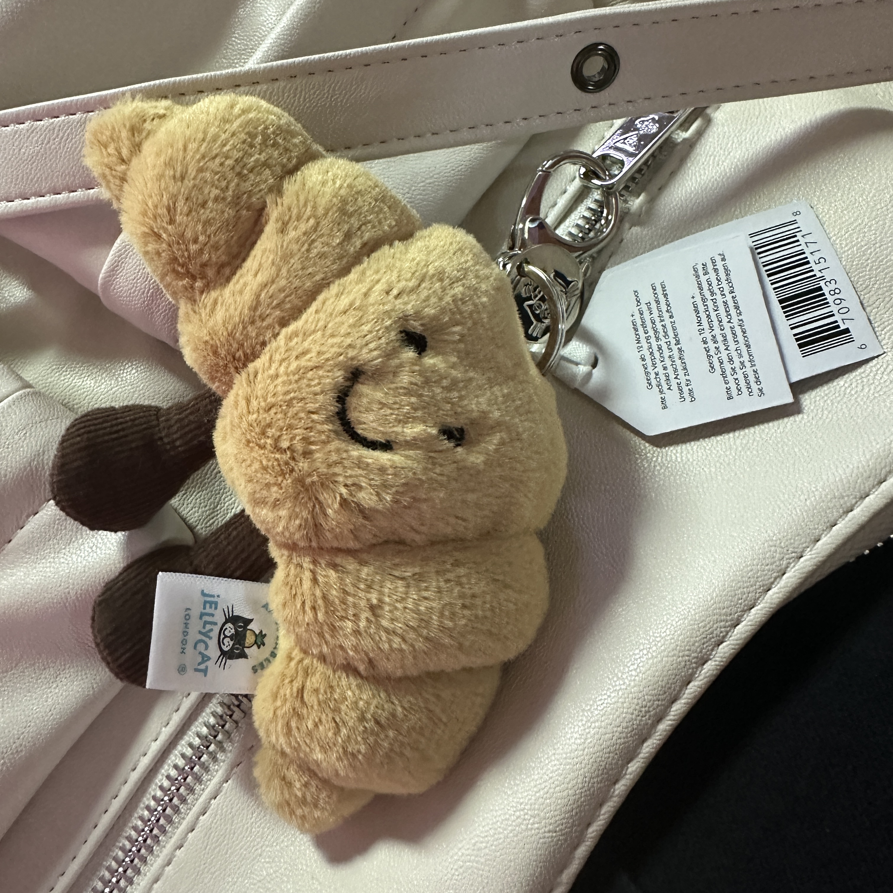 Jellycat Amuseable Croissant Bag Charm Brown 착용 스타일