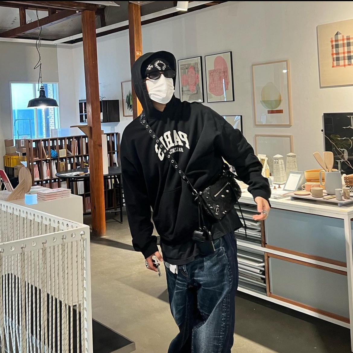 Balenciaga Cities Paris Wide Fit Hoodie Black, Balenciaga Steroid Derby Black 착용 스타일 - 2