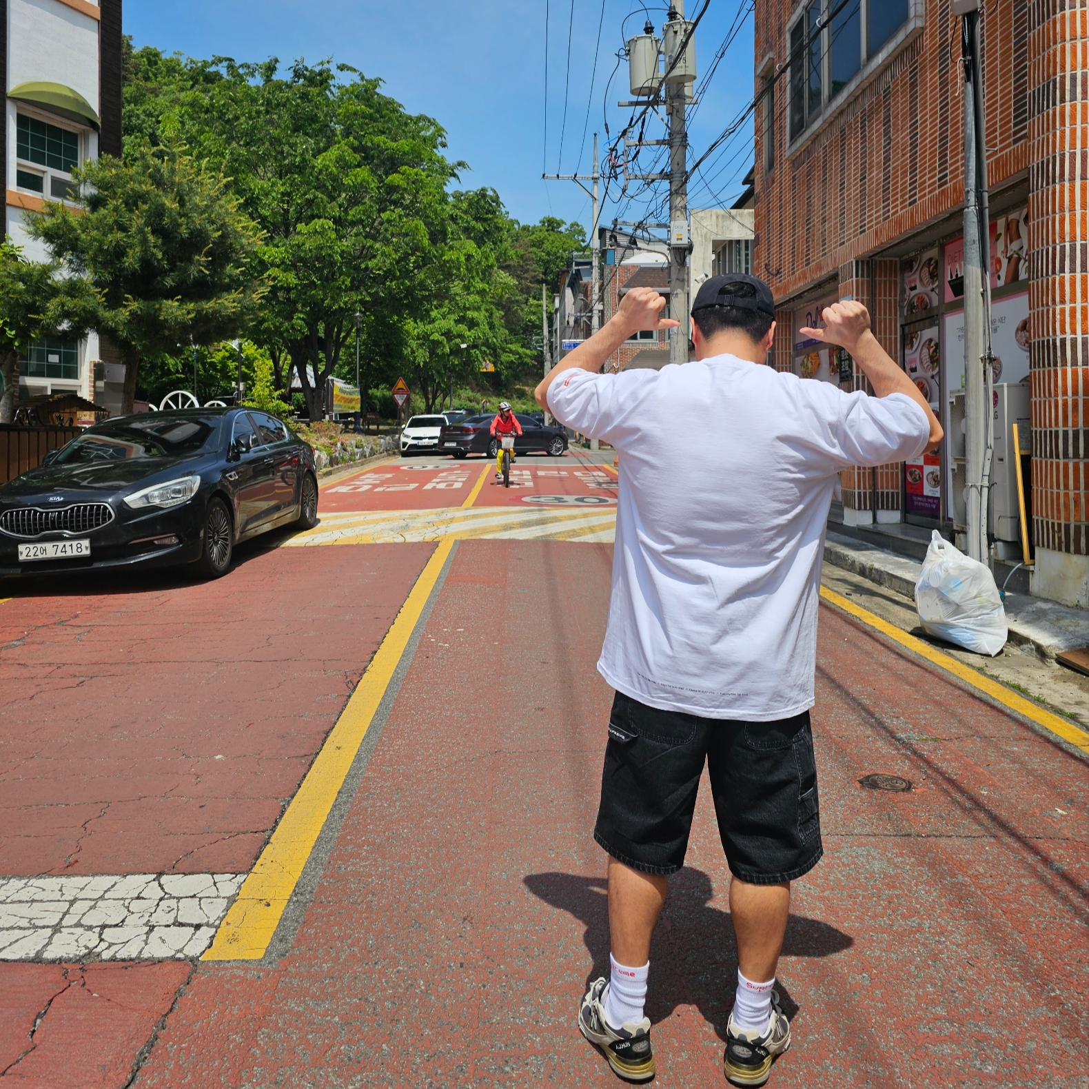 Supreme x The North Face Split 6-Panel Black - 24SS, Supreme Tunnel T-Shirt White - 24SS 착용 스타일 - 3