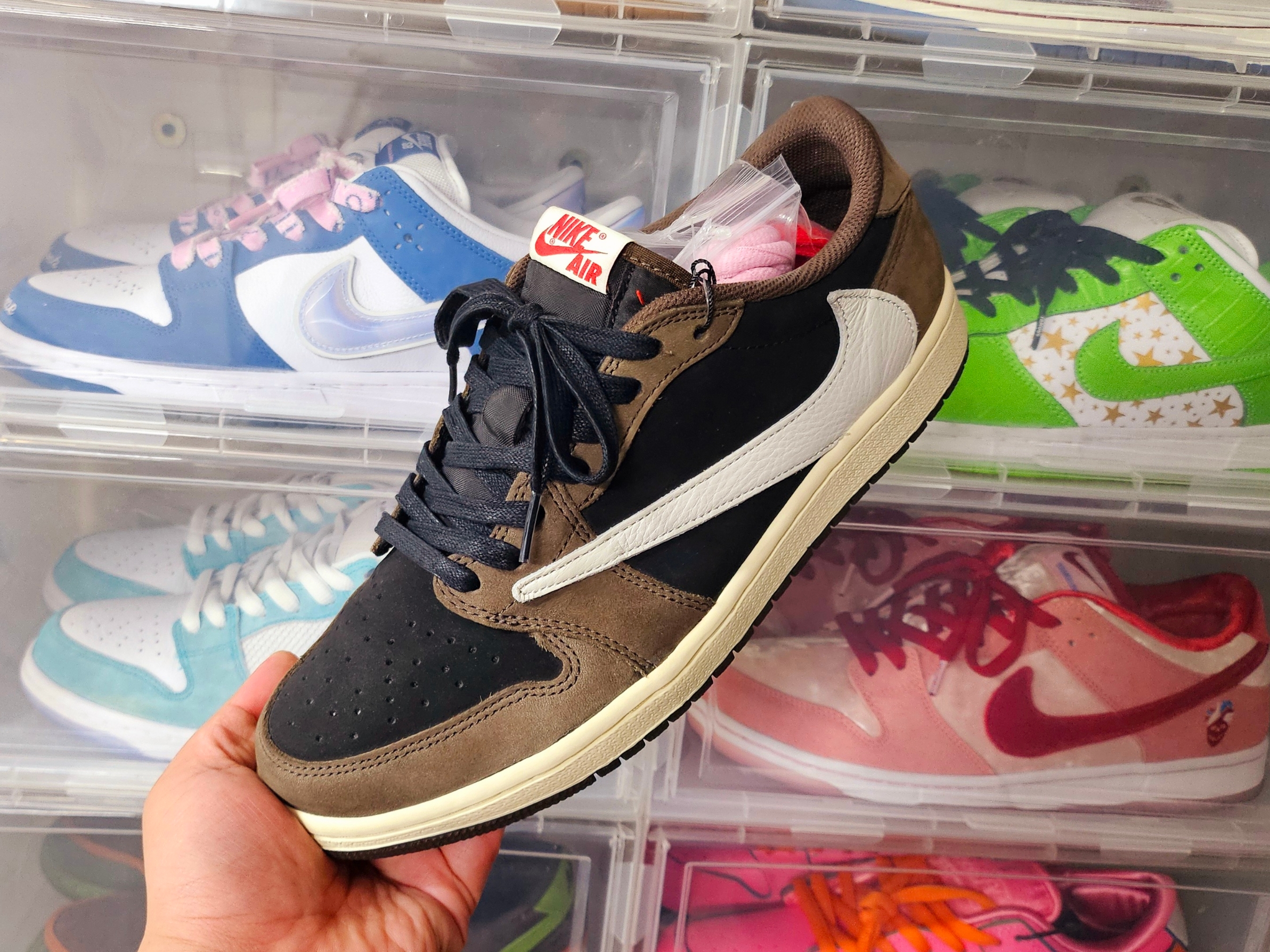 Jordan 1 x Travis Scott Retro Low OG SP Mocha 착용 스타일 - 1