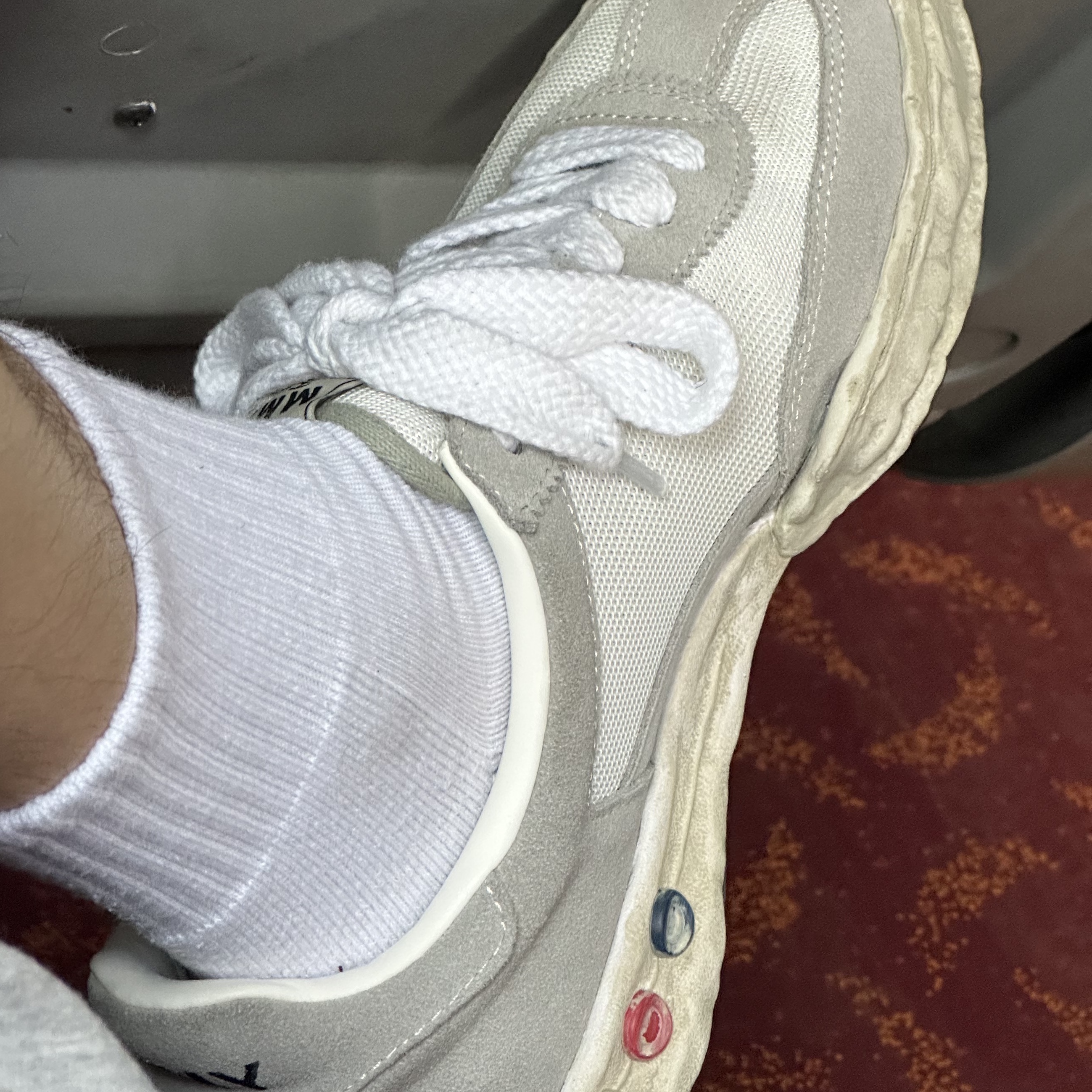 Maison Mihara Yasuhiro Herbie OG Sole Suede & Mesh Low-top Sneakers White 착용 스타일 - 3