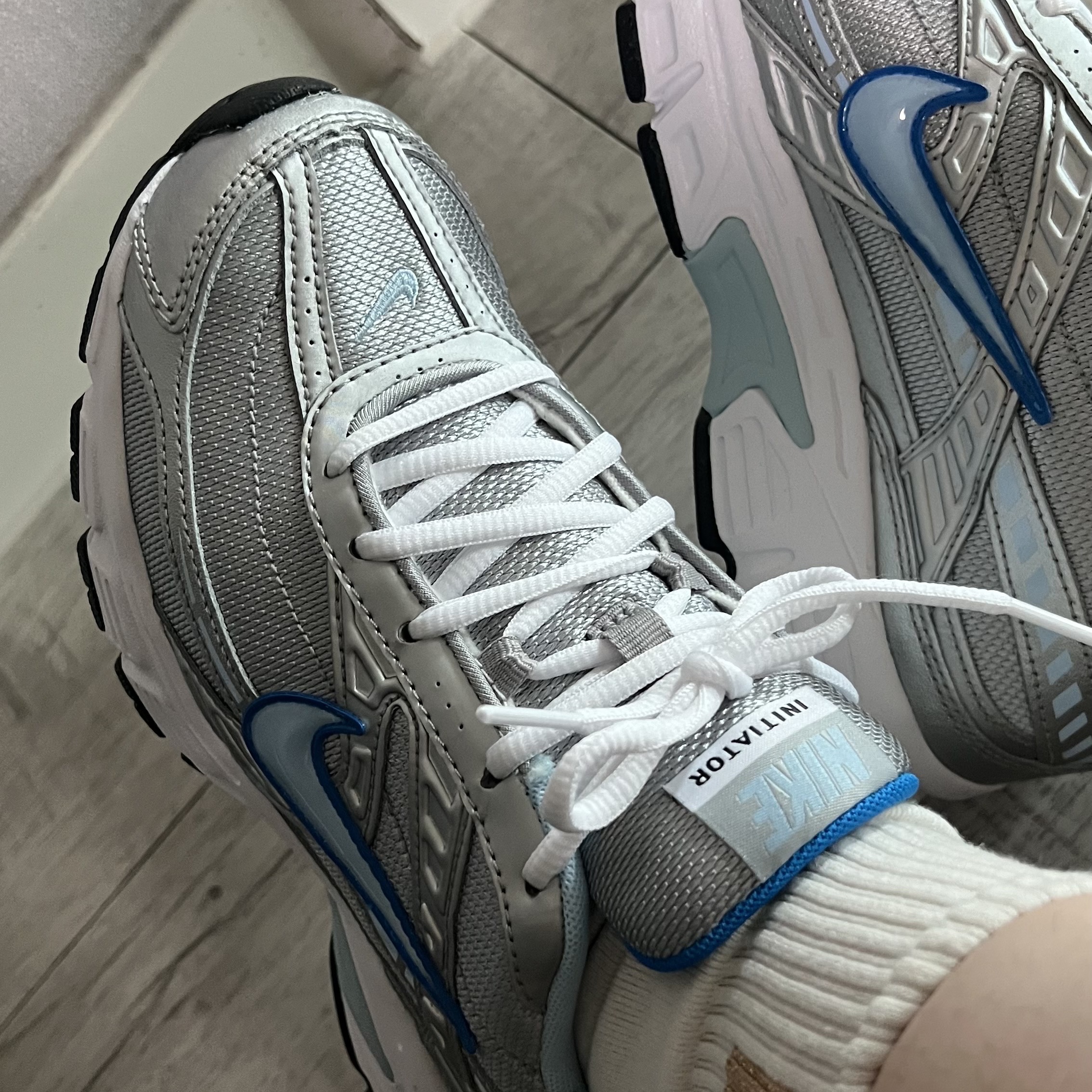 (W) Nike Initiator Metallic Silver Ice Blue 착용 스타일 - 1