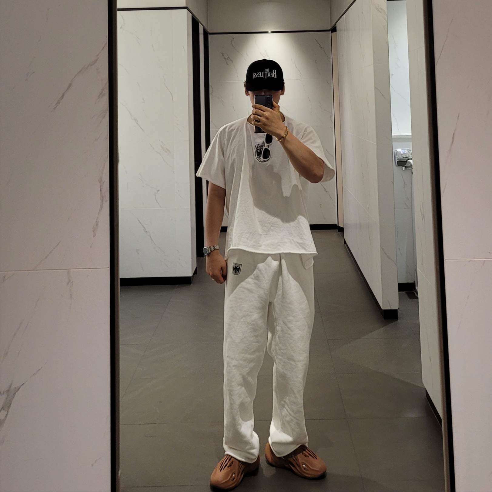 Yeezy Vultures Pants White, Yeezy Vultures Box T-Shirt White 착용 스타일