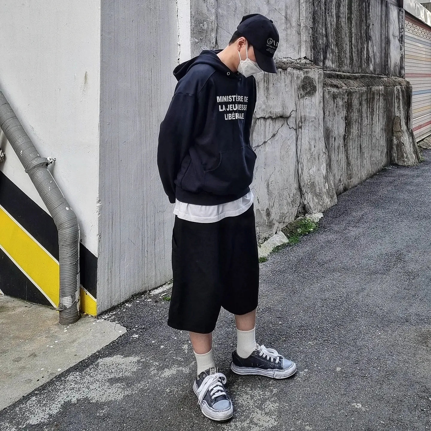 Maison Mihara Yasuhiro x Nigel Cabourn Low Cut Overdyed Sneakers Black 착용 스타일 - 2