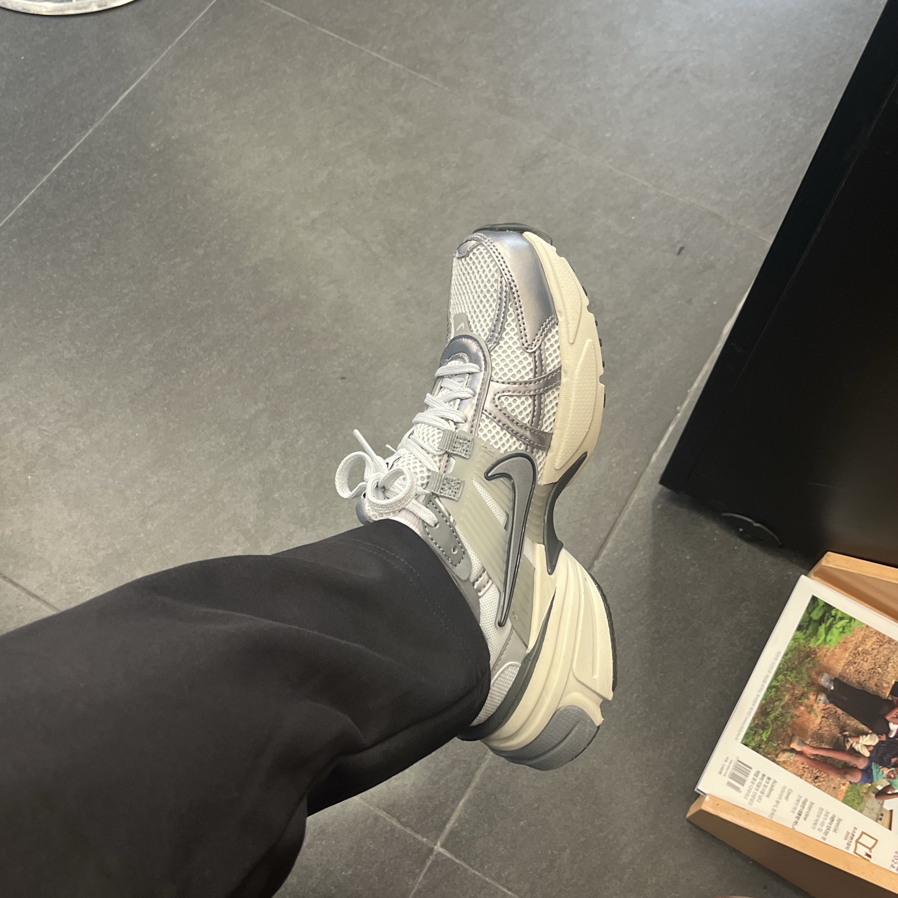 Nike V2K Run Pure Platinum Wolf Grey 착용 스타일