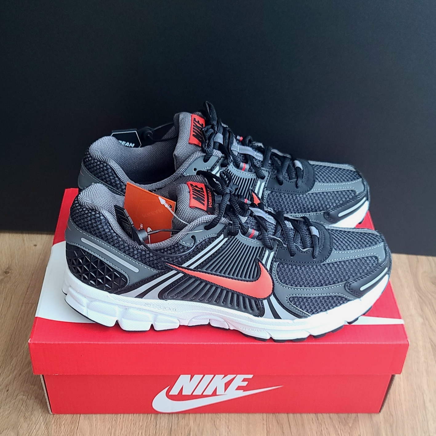 Nike Zoom Vomero 5 Black and Picante Red 착용 스타일 - 1