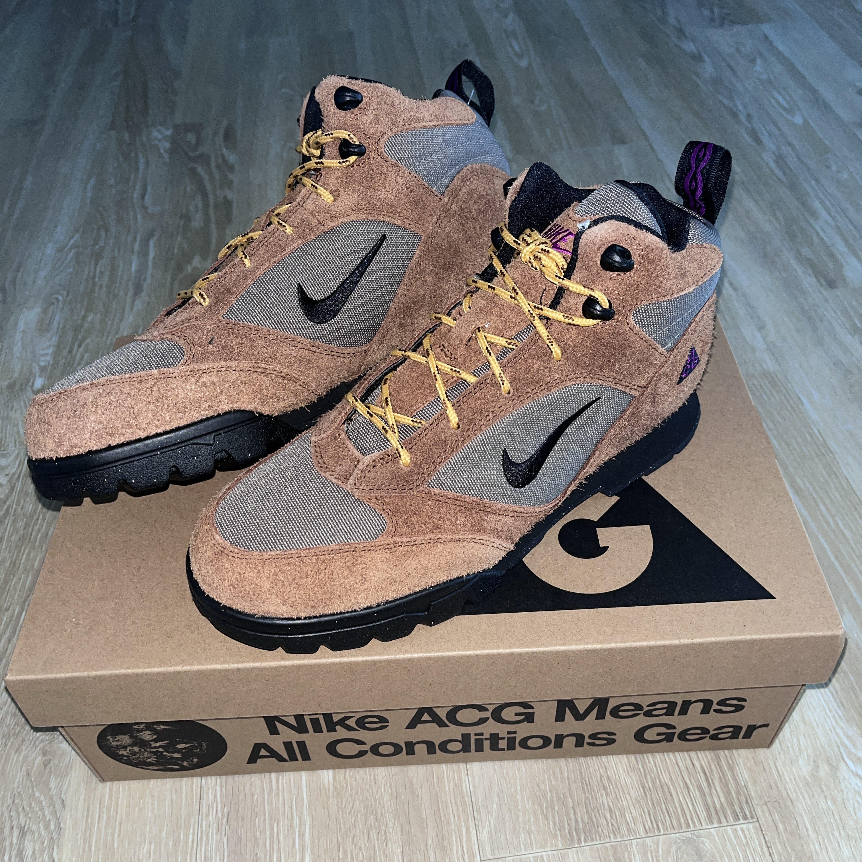 Nike ACG Torre Mid Waterproof Pecan and Olive Grey 착용 스타일