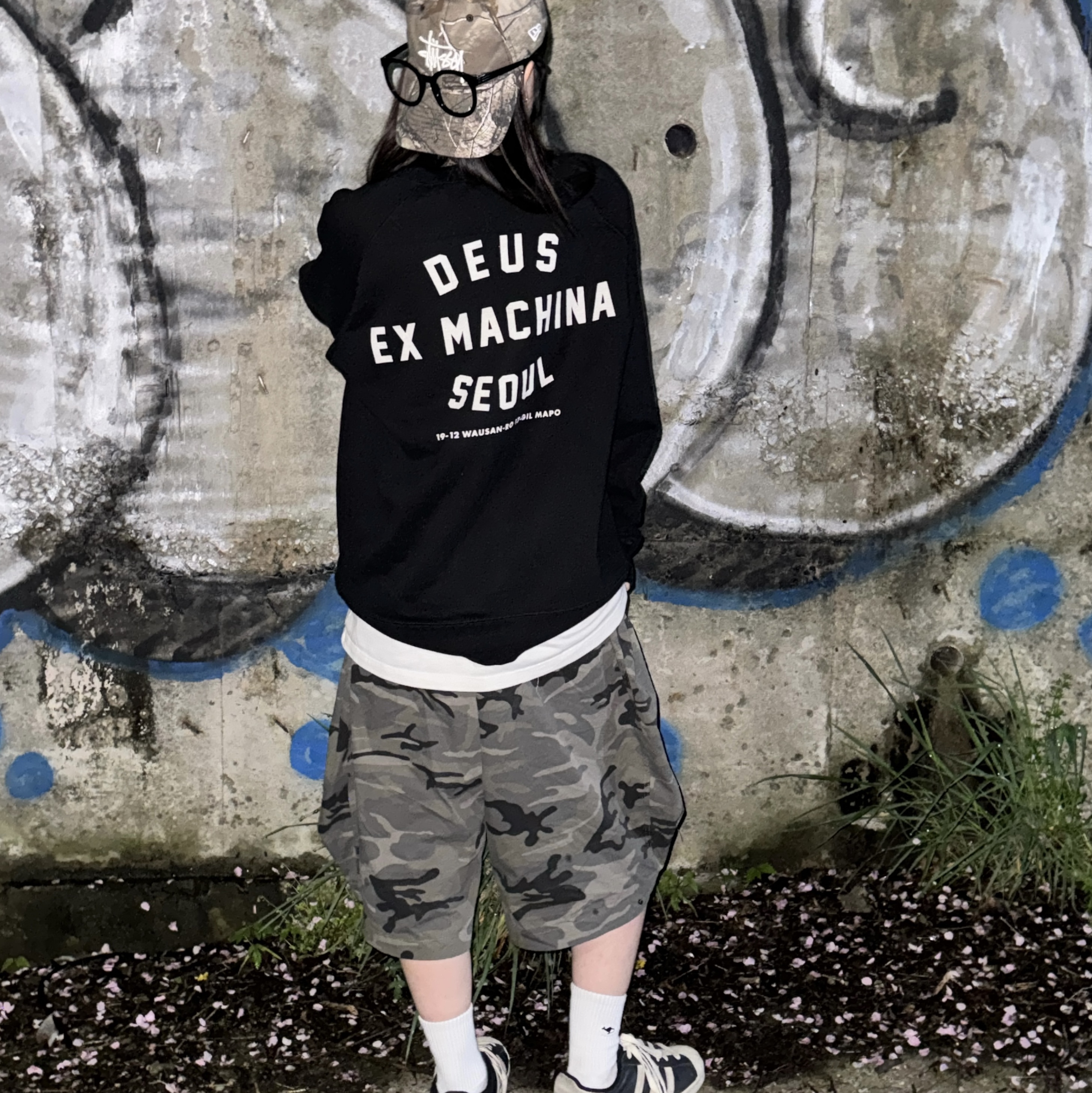 Stussy Basic New Era 9Twenty Basic Strapback Real Tree Edge, Deus Ex Machina Milano Adress Crew Black 착용 스타일 - 1