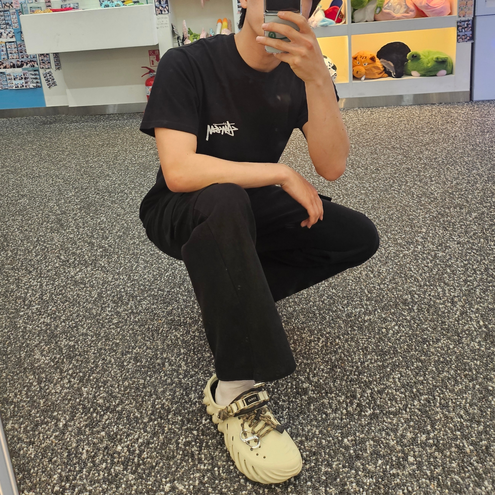 Crocs Echo Clog Bone Black, Stussy Fuzzy Dice T-Shirt Black 착용 스타일 - 1