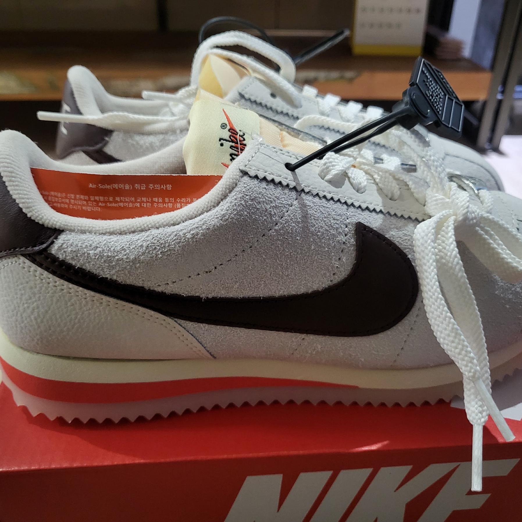 (W) Nike Cortez 23 Orewood Brown and Earth 착용 스타일 - 1