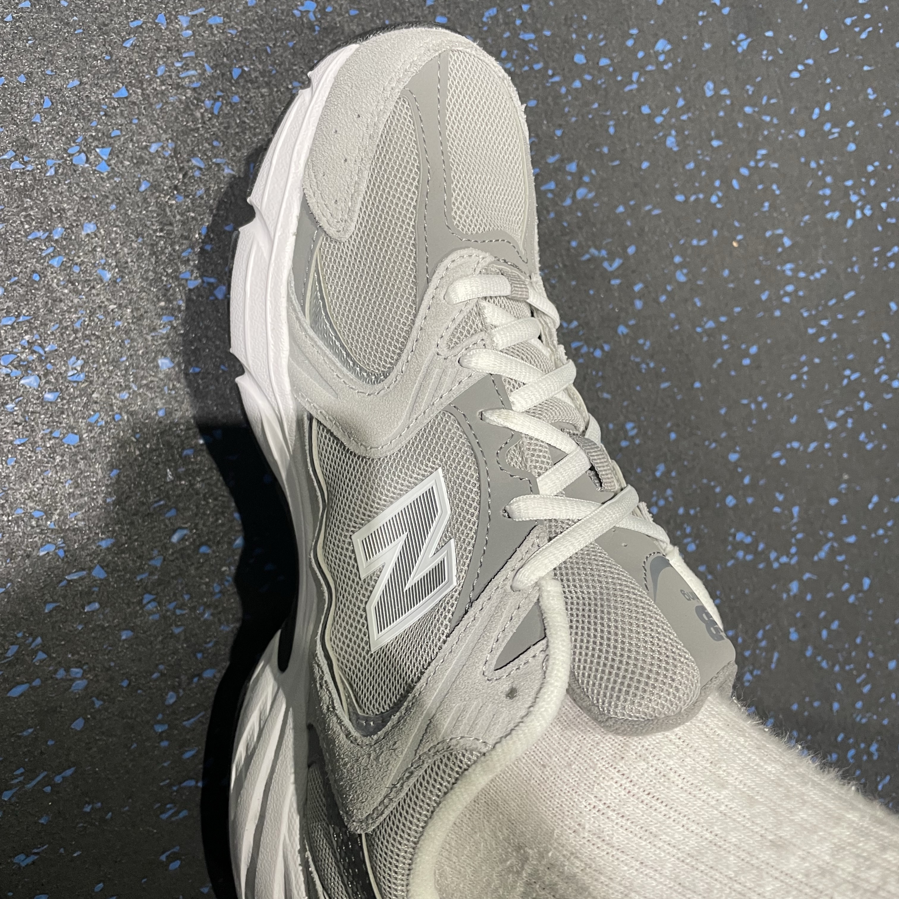New Balance 530 Grey 착용 스타일