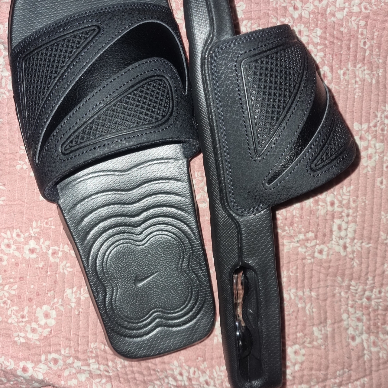 Nike Air Max Cirro Slide Triple Black 착용 스타일 - 2