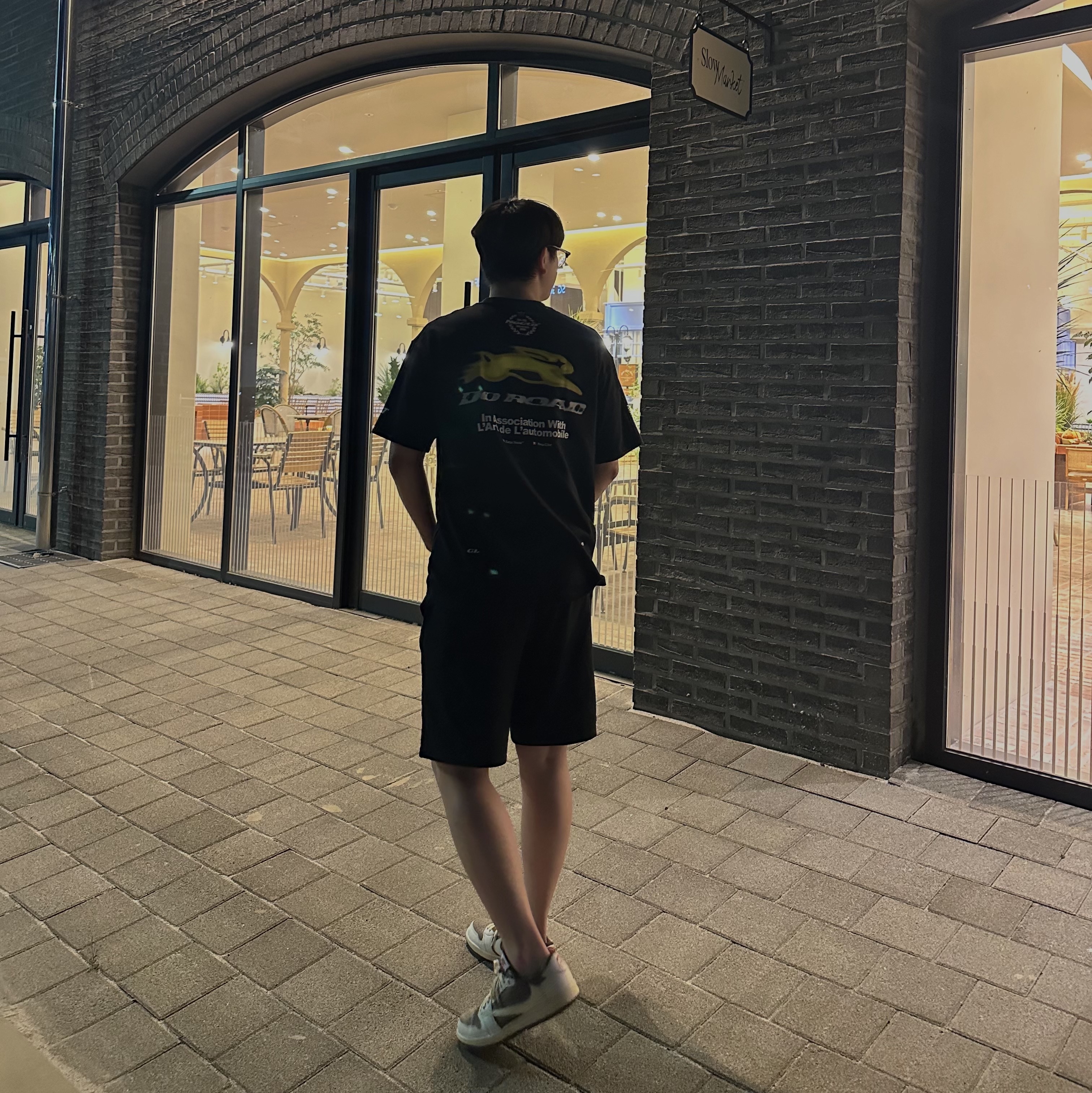 Nike x Drake Nocta x Kar L'Art De L'Automobile Burrow T-Shirt Black (FD2205-010), Jordan 1 x Travis Scott Retro Low OG SP Sail and Ridgerock 착용 스타일