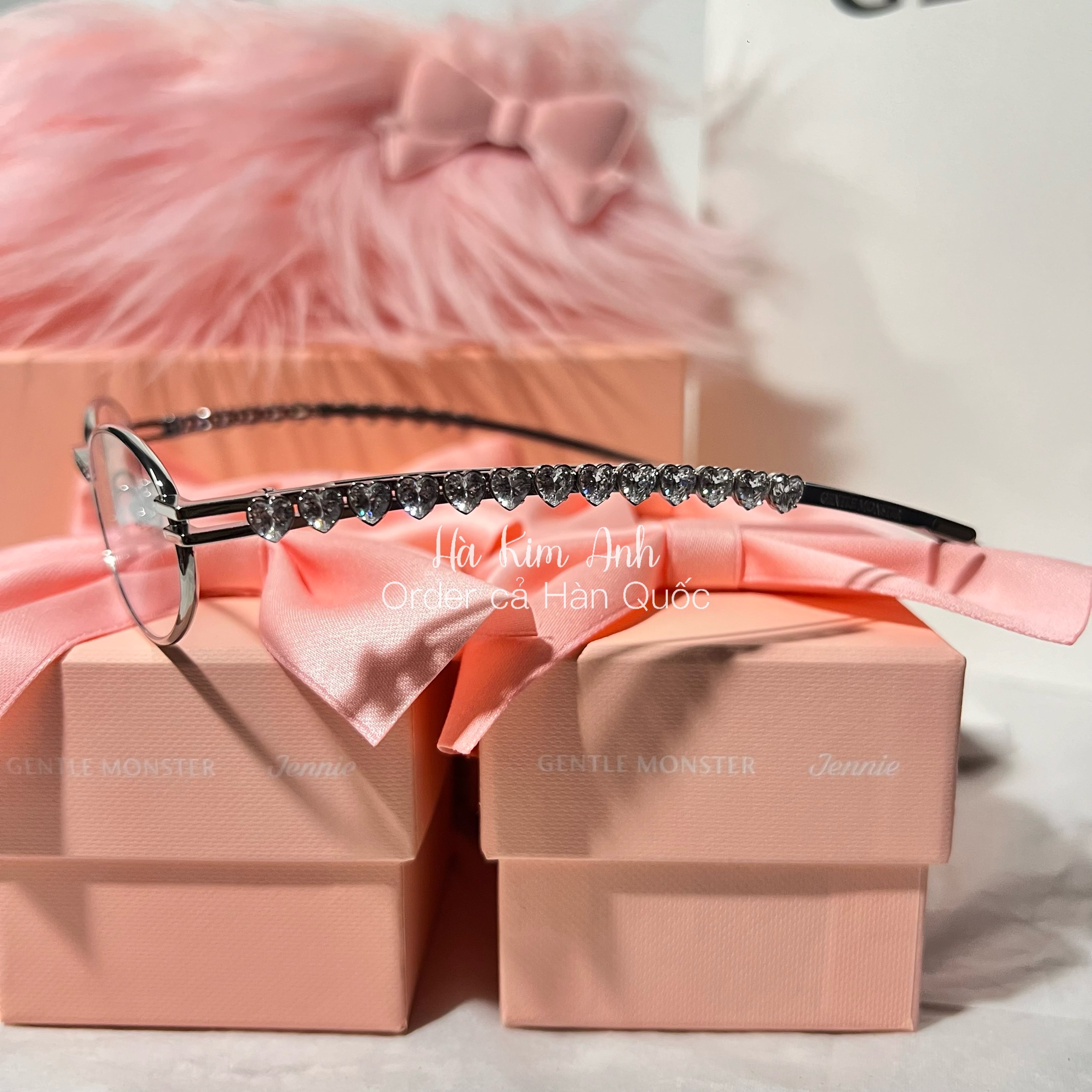 Gentle Monster x Jennie Jentle Salon Barrette 02 Silver Metal Clear 착용 스타일 - 3