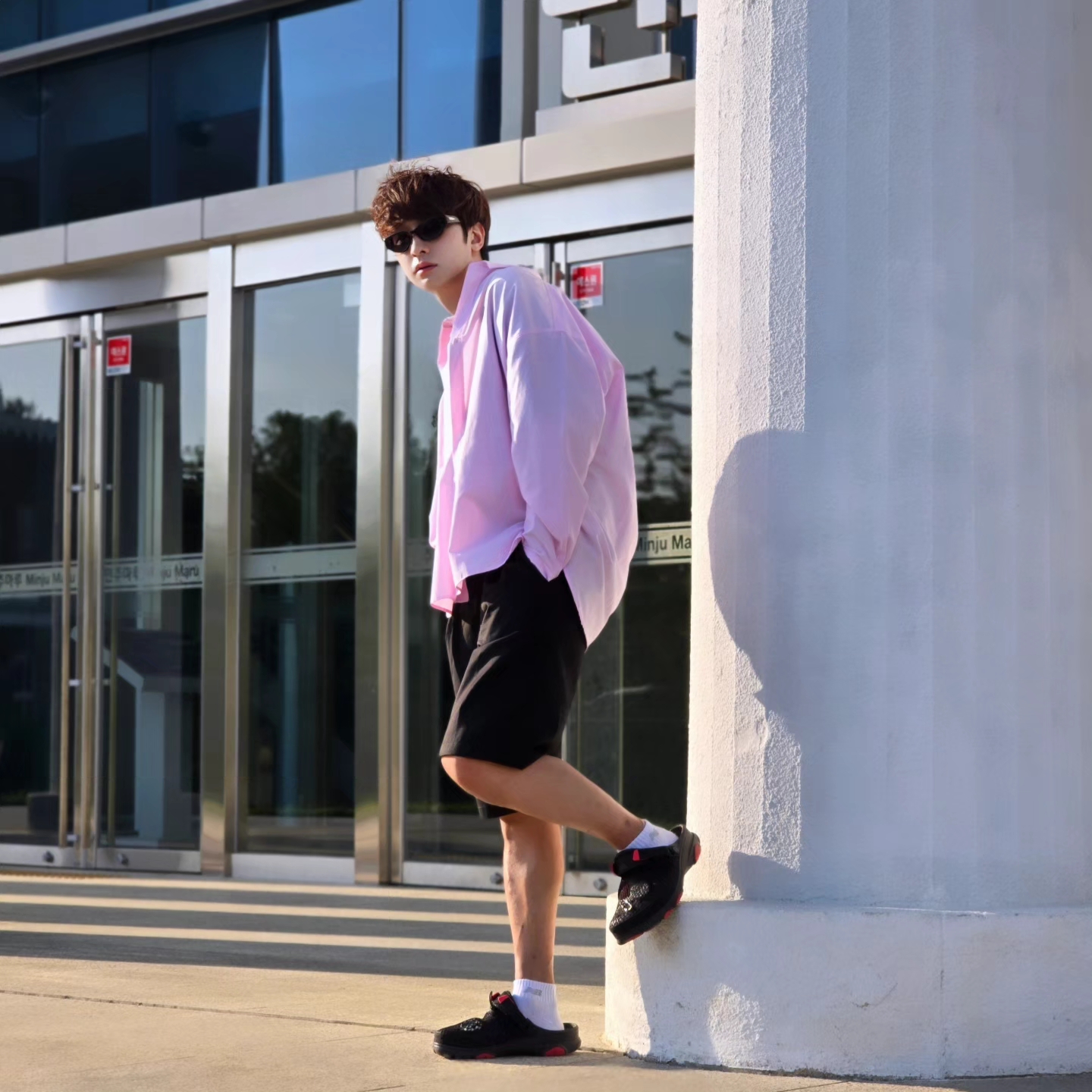 Crocs x Staple Classic All Terrain Clog Black, Millo Archive Minimalist Bermuda Half Pants Pine Green 착용 스타일 - 2