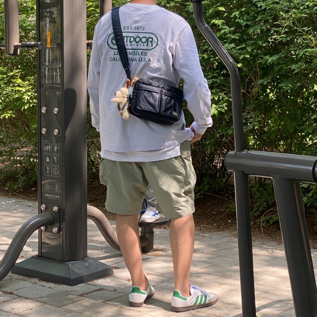 Porter Tanker Shoulder Bag S Iron Blue 착용 스타일
