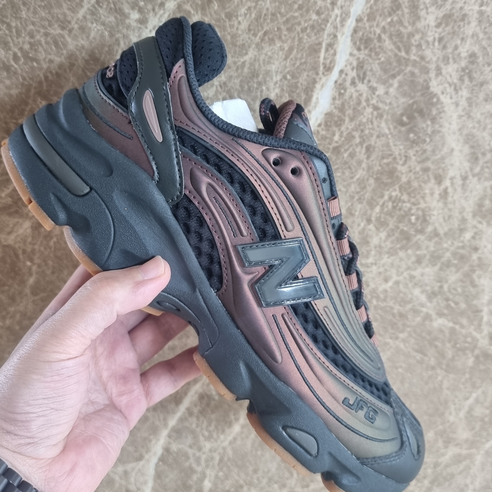 New Balance x Joe Freshgoods 1000 Pirate Black Nutmeg 착용 스타일 - 3
