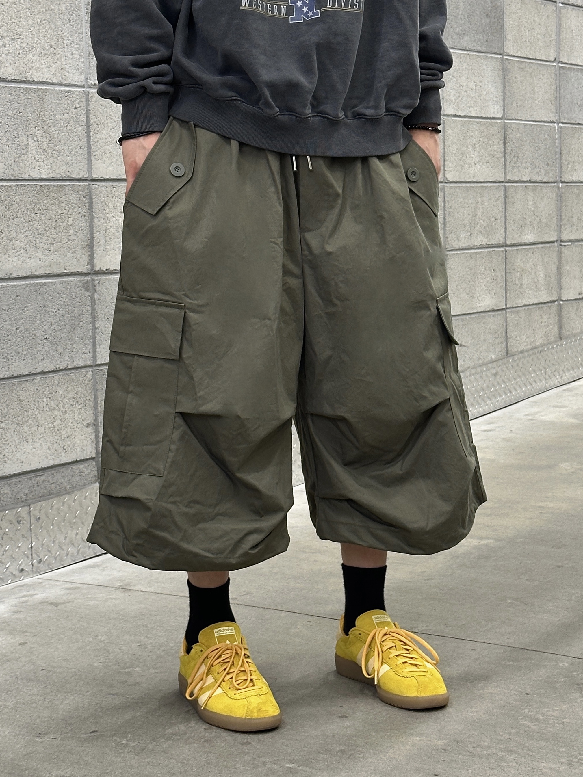 Adidas Bermuda Bold Gold 착용 스타일 - 4