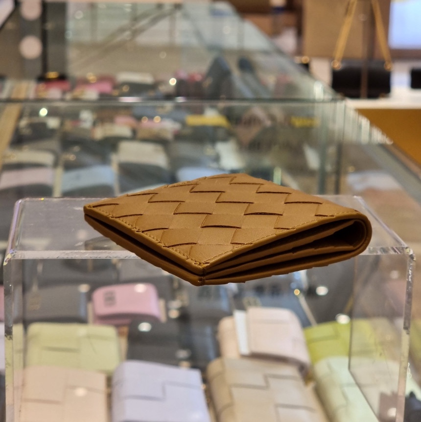 Bottega Veneta Intrecciato Slim Bi-Fold Wallet Acorn, Bottega Veneta Bi-Fold Wallet Parakeet 착용 스타일 - 2