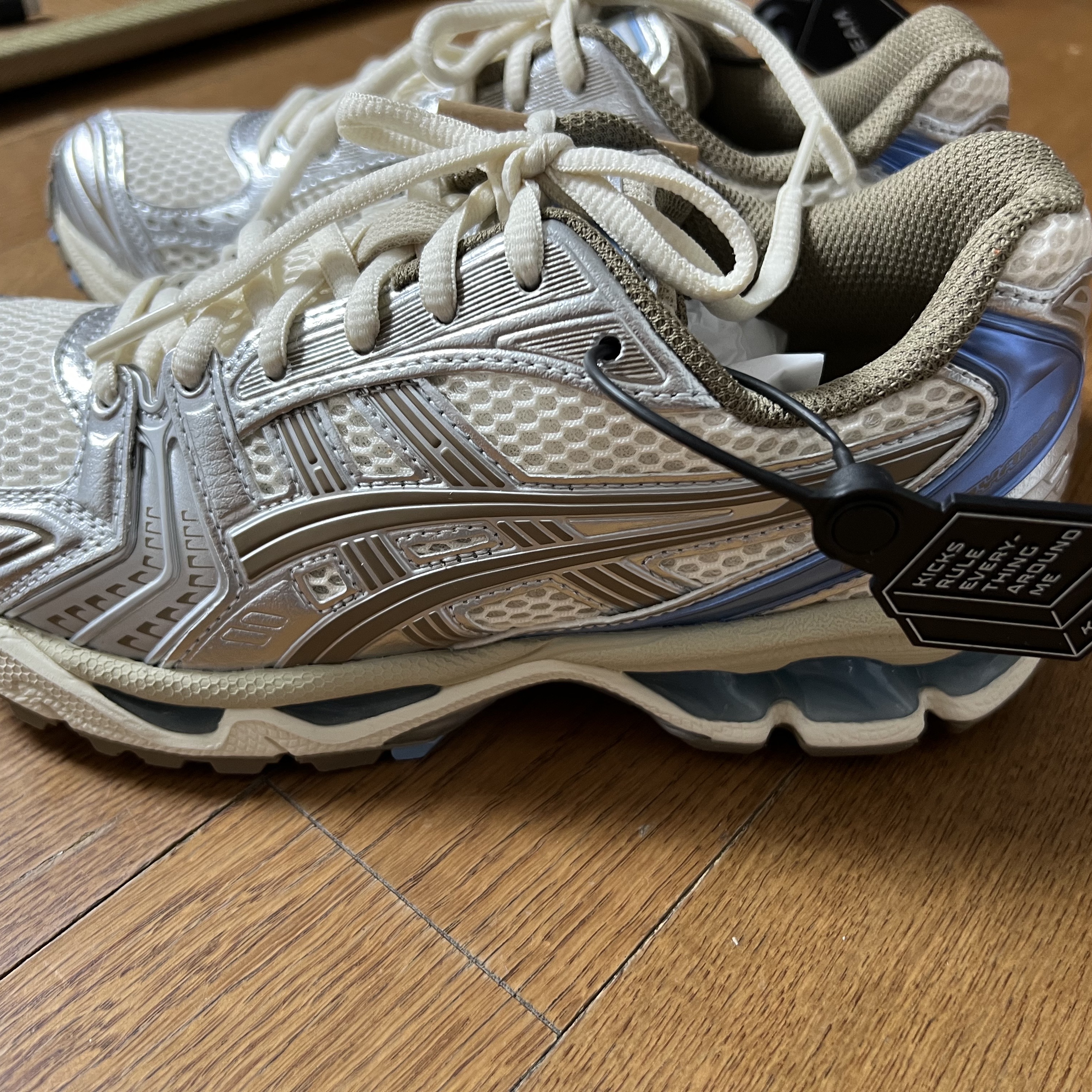 (W) Asics Gel-Kayano 14 Cream Pepper 착용 스타일 - 3