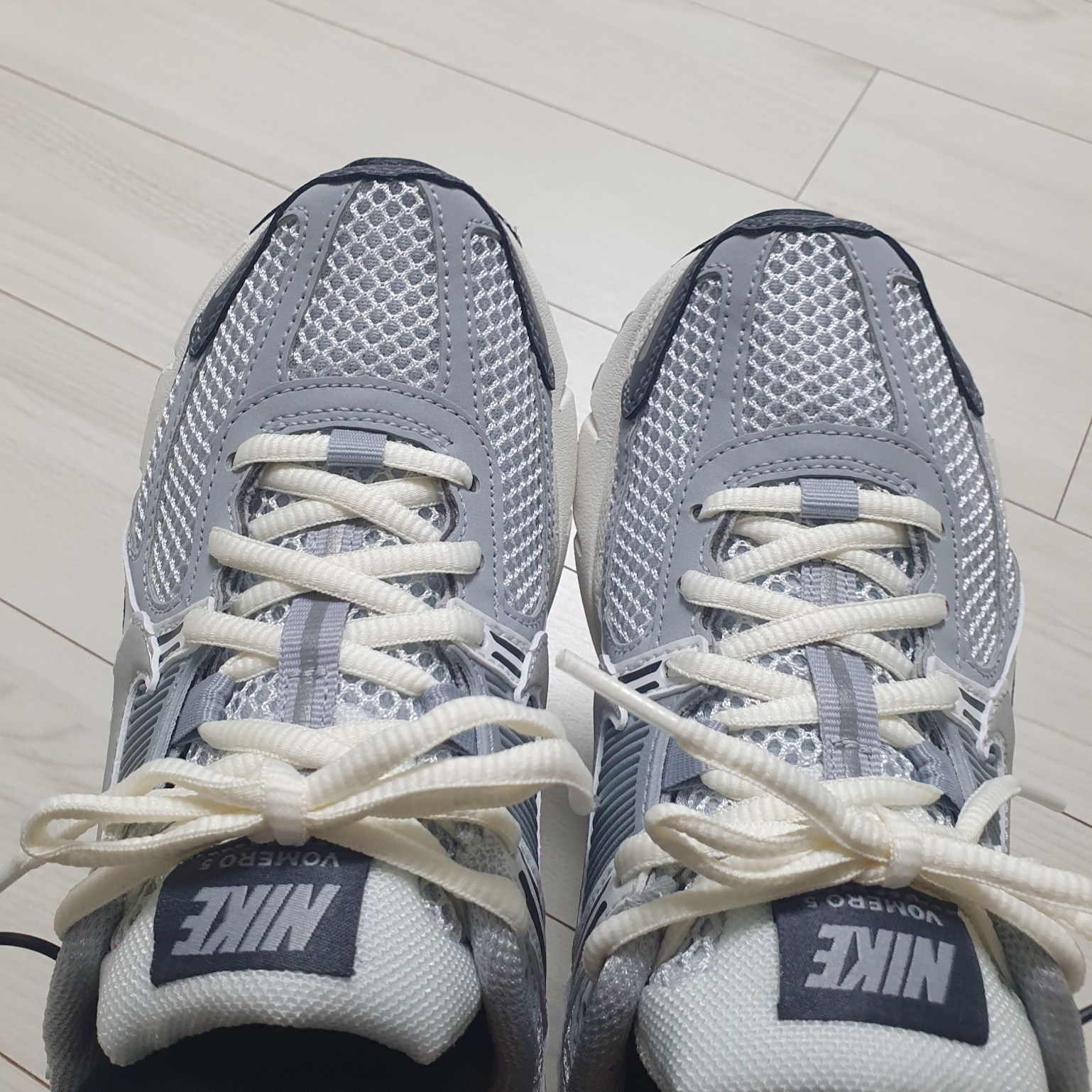 (W) Nike Zoom Vomero 5 Pure Platinum Metallic Silver 착용 스타일 - 3