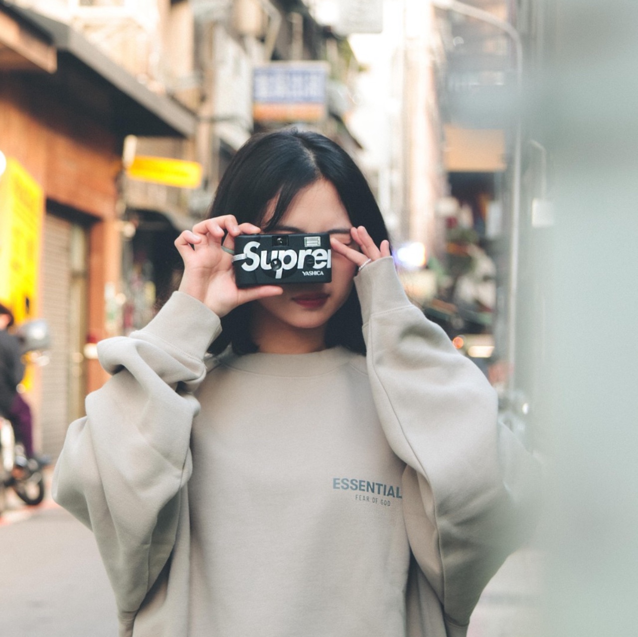 Supreme Yashica MF-1 Camera Black - 21SS 착용 스타일 - 1