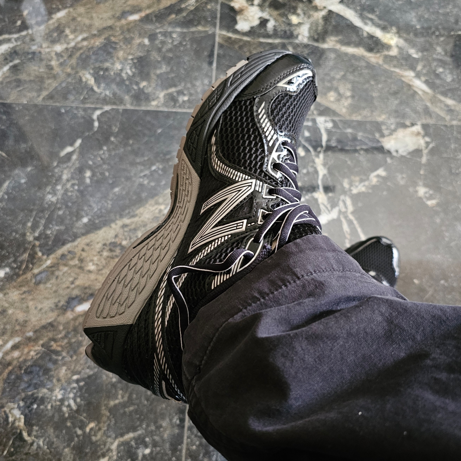 New Balance 860v2 Black Grey 착용 스타일 - 3