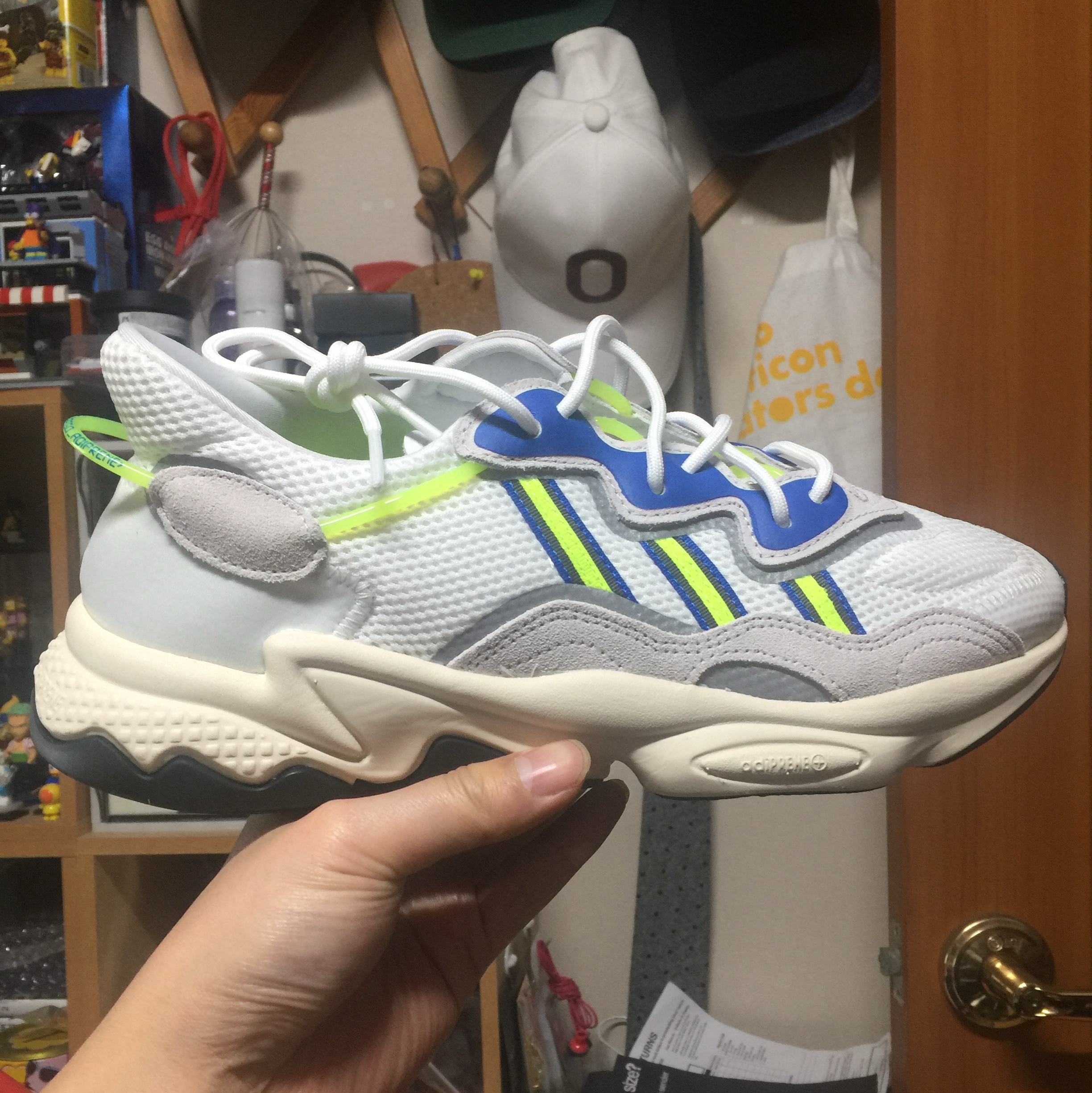 Adidas Ozweego Cloud White Solar Yellow 착용 스타일