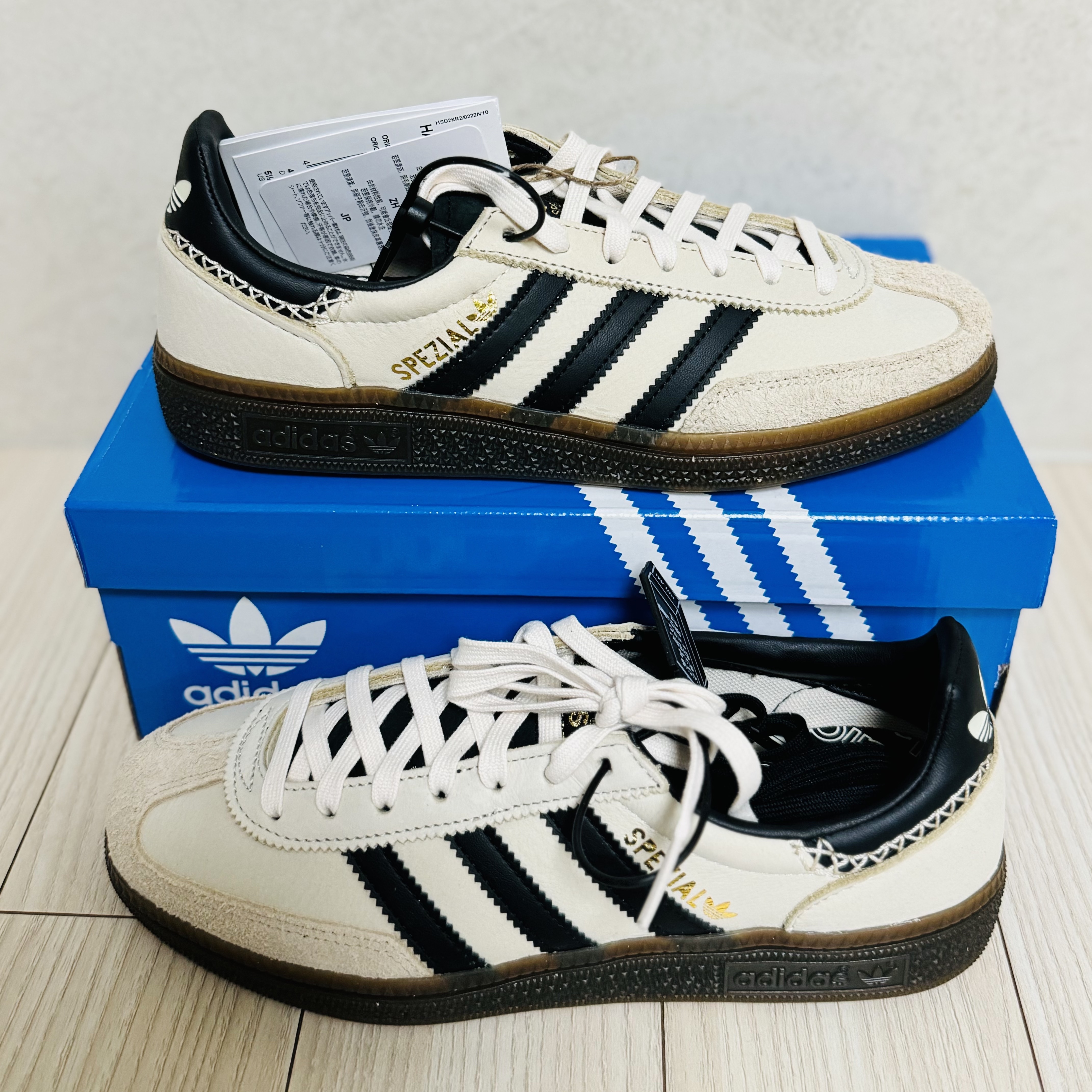 (W) Adidas Spezial Handball Wonder White Core Black 착용 스타일 - 1