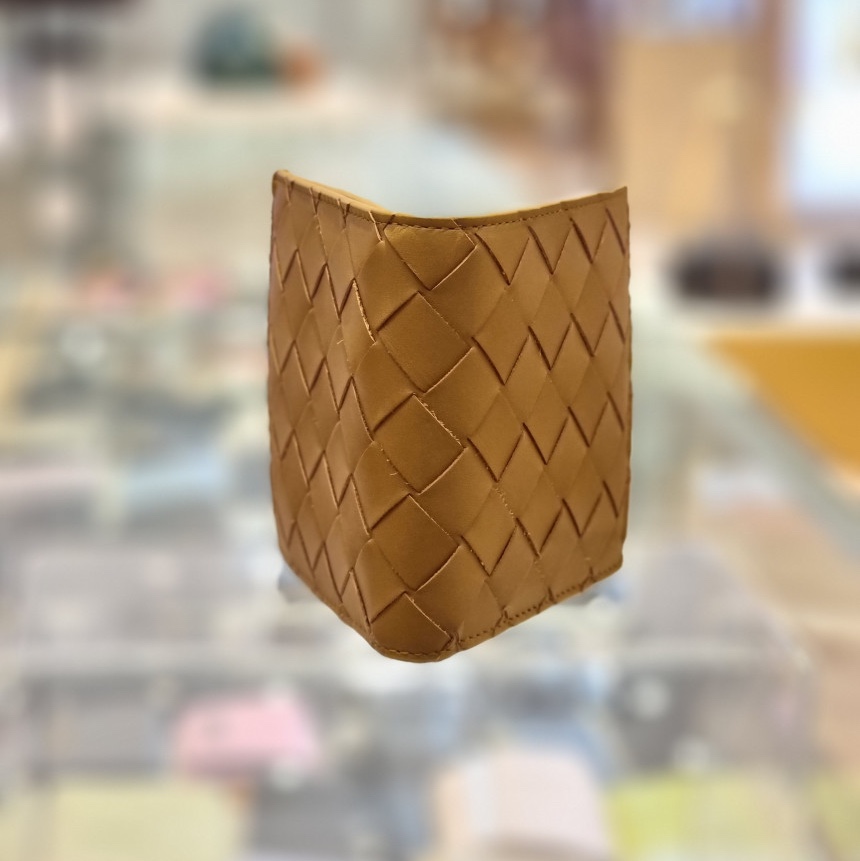 Bottega Veneta Intrecciato Slim Bi-Fold Wallet Acorn, Bottega Veneta Bi-Fold Wallet Parakeet 착용 스타일 - 3