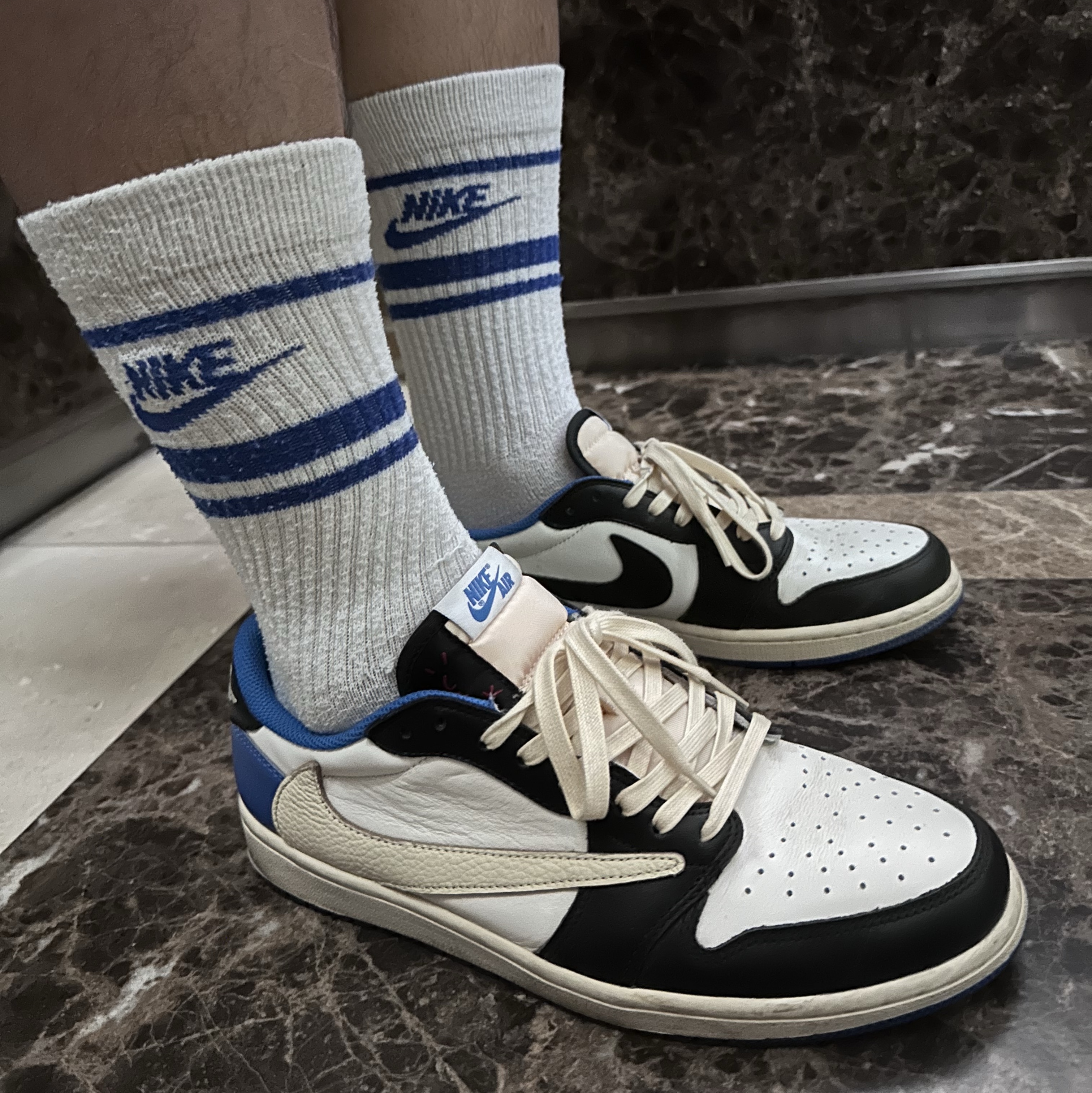 Nike ACG Cargo Shorts Ironstone - Asia, Jordan 1 x Travis Scott x Fragment Retro Low OG SP Military Blue 착용 스타일 - 4