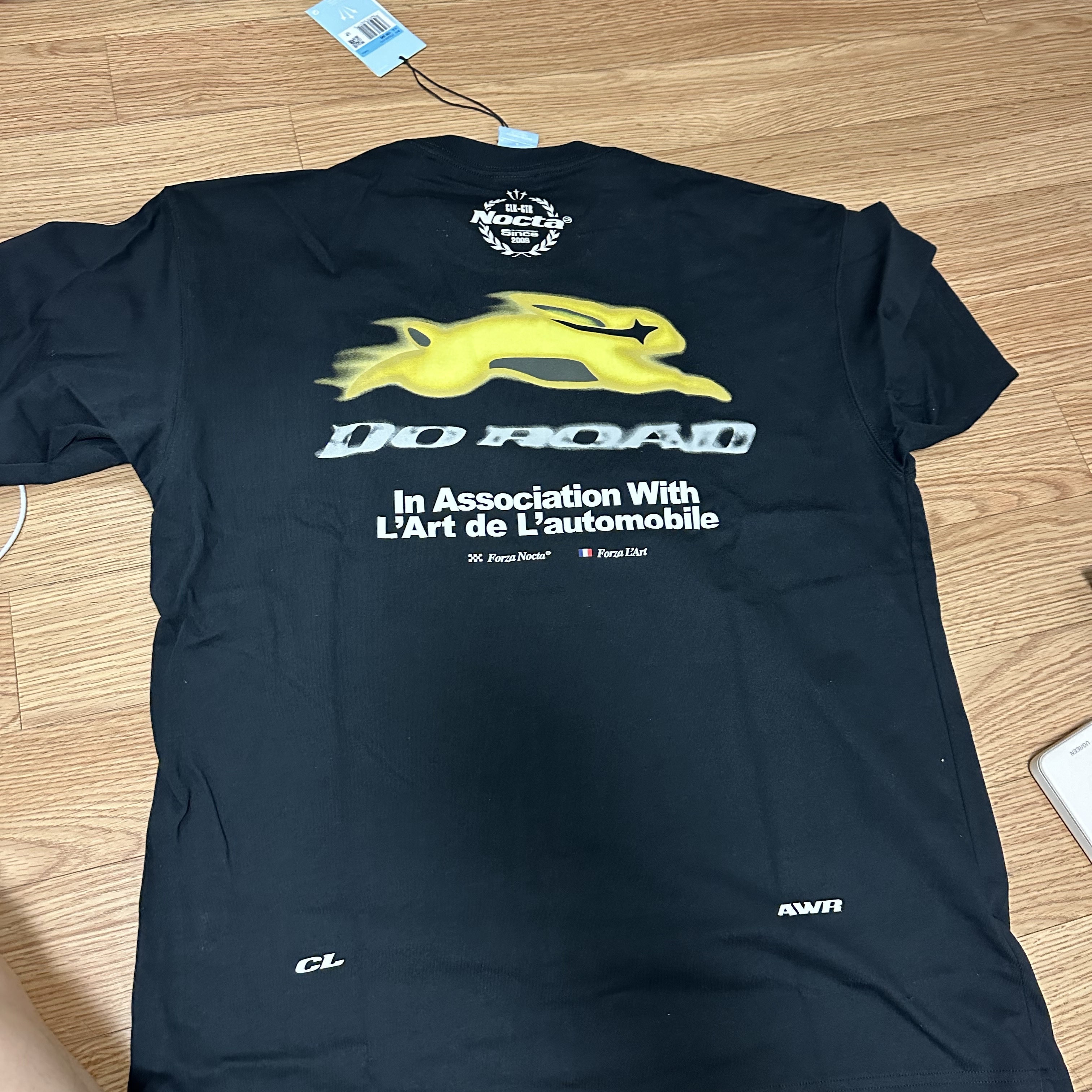 Nike x Drake Nocta x Kar L'Art De L'Automobile Burrow T-Shirt Black (FD2205-010) 착용 스타일 - 2