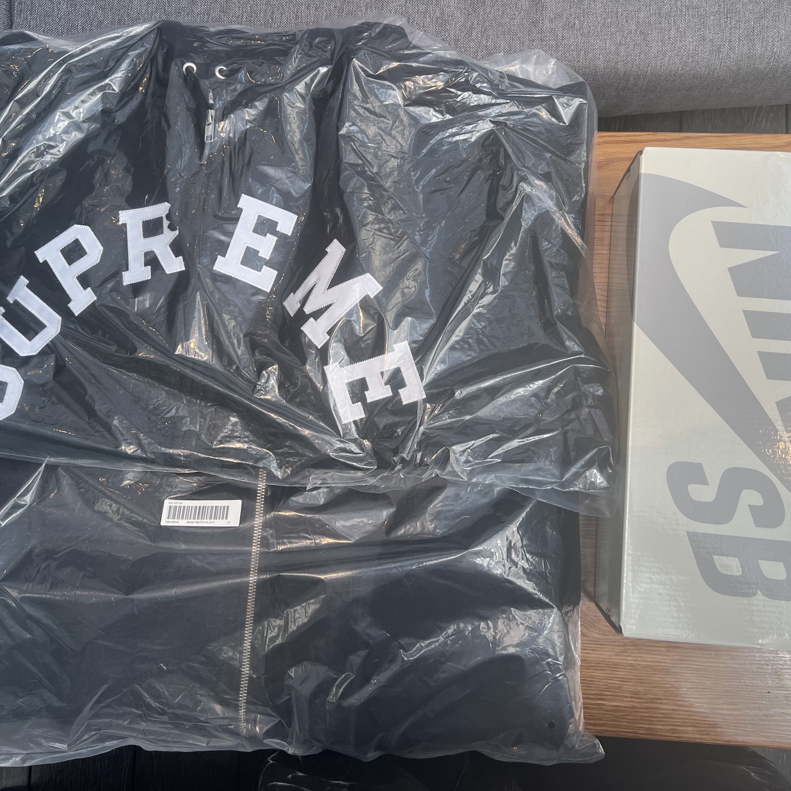 Supreme x Champion Zip Up Hooded Sweatshirt Black - 24SS, Supreme Aoi Zip Up Hooded Sweatshirt Black - 24SS 착용 스타일