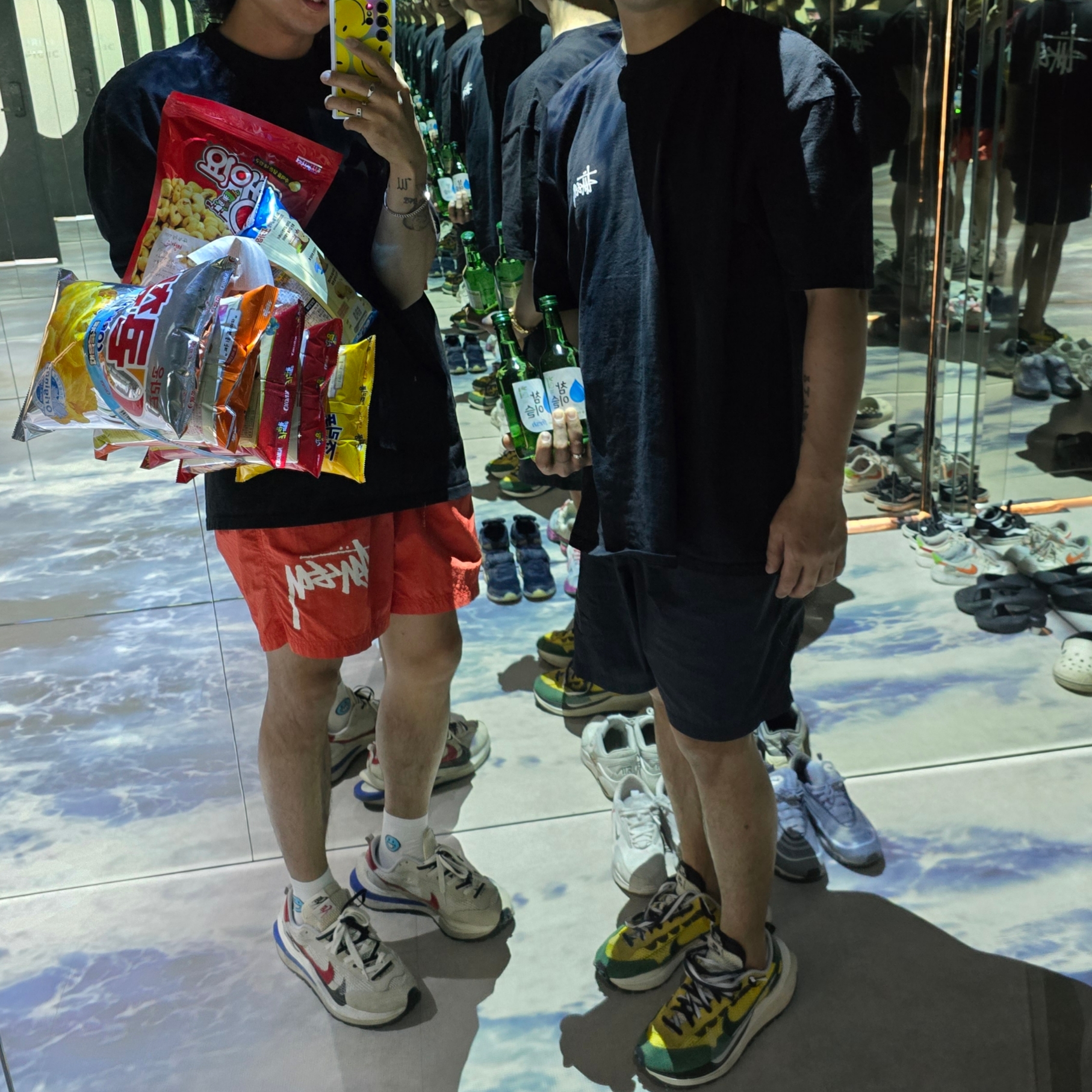 Stussy Plush T-Shirt Black, Nike x Stussy Water Shorts Habanero Red 착용 스타일 - 3