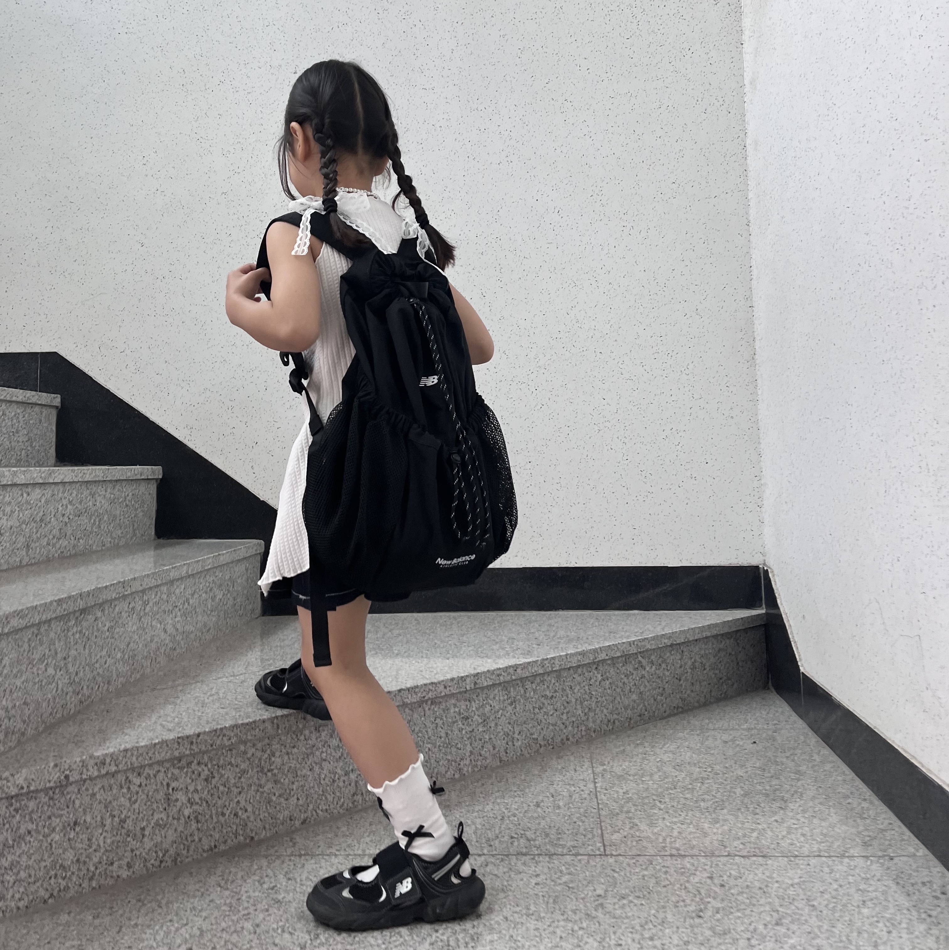 (Kids) New Balance Freedle 920 Sandal Black, (Kids) New Balance Freedle 920 Sandal Silver 착용 스타일 - 1