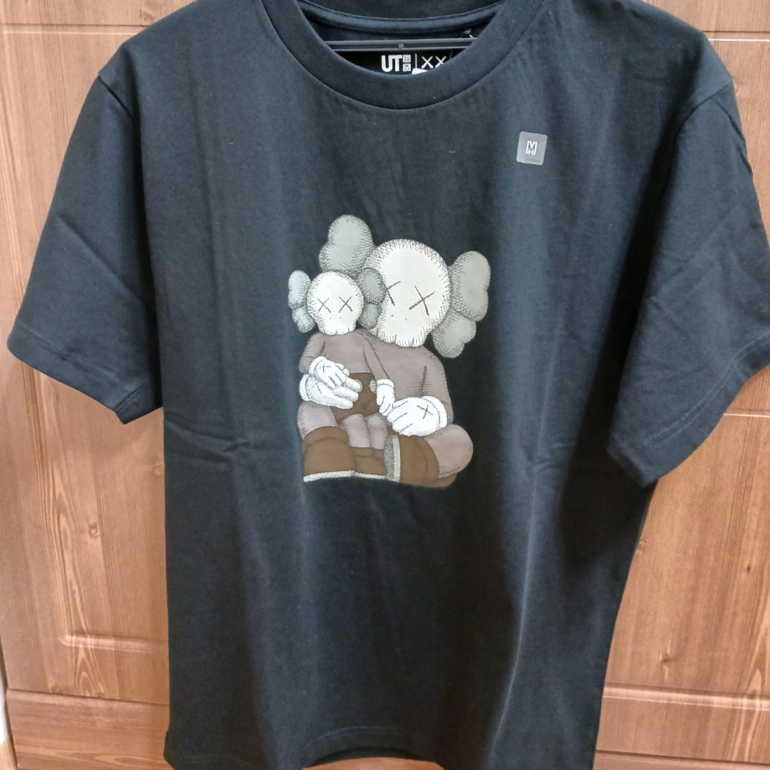 Uniqlo UT x Kaws Short Sleeve Graphic T-Shirt Black 착용 스타일 - 2